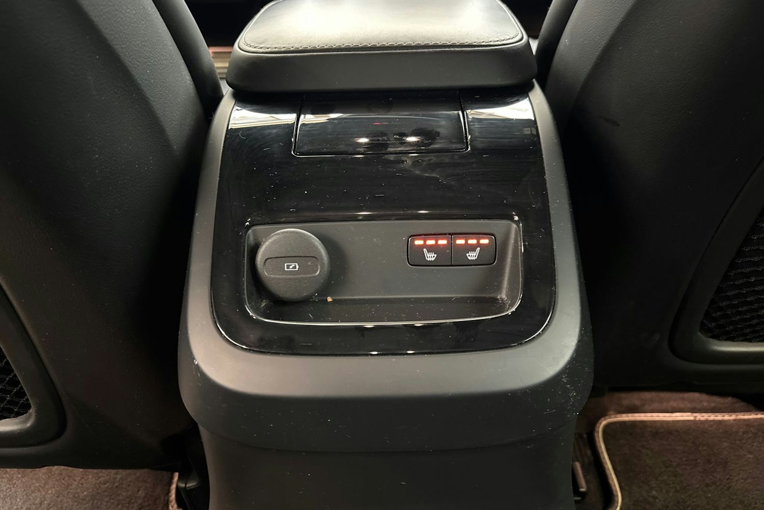 musta Volvo V60 2020 kuva 17.
