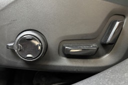 musta Volvo V60 2020 kuva 18.