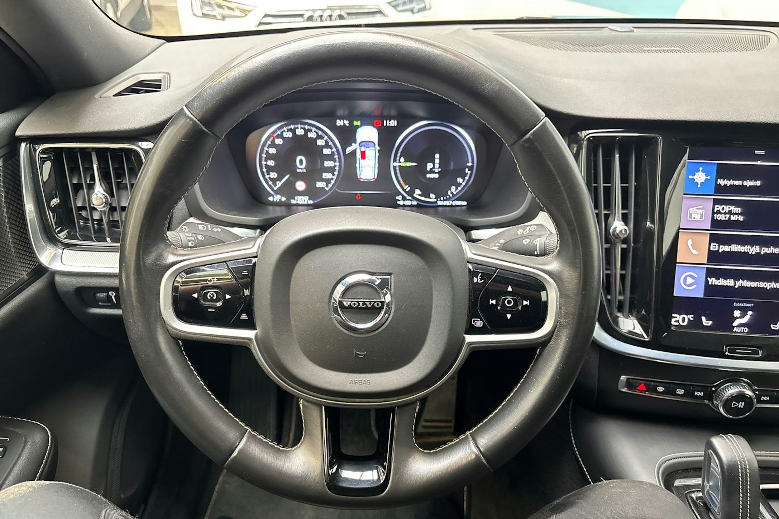 musta Volvo V60 2020 kuva 19.
