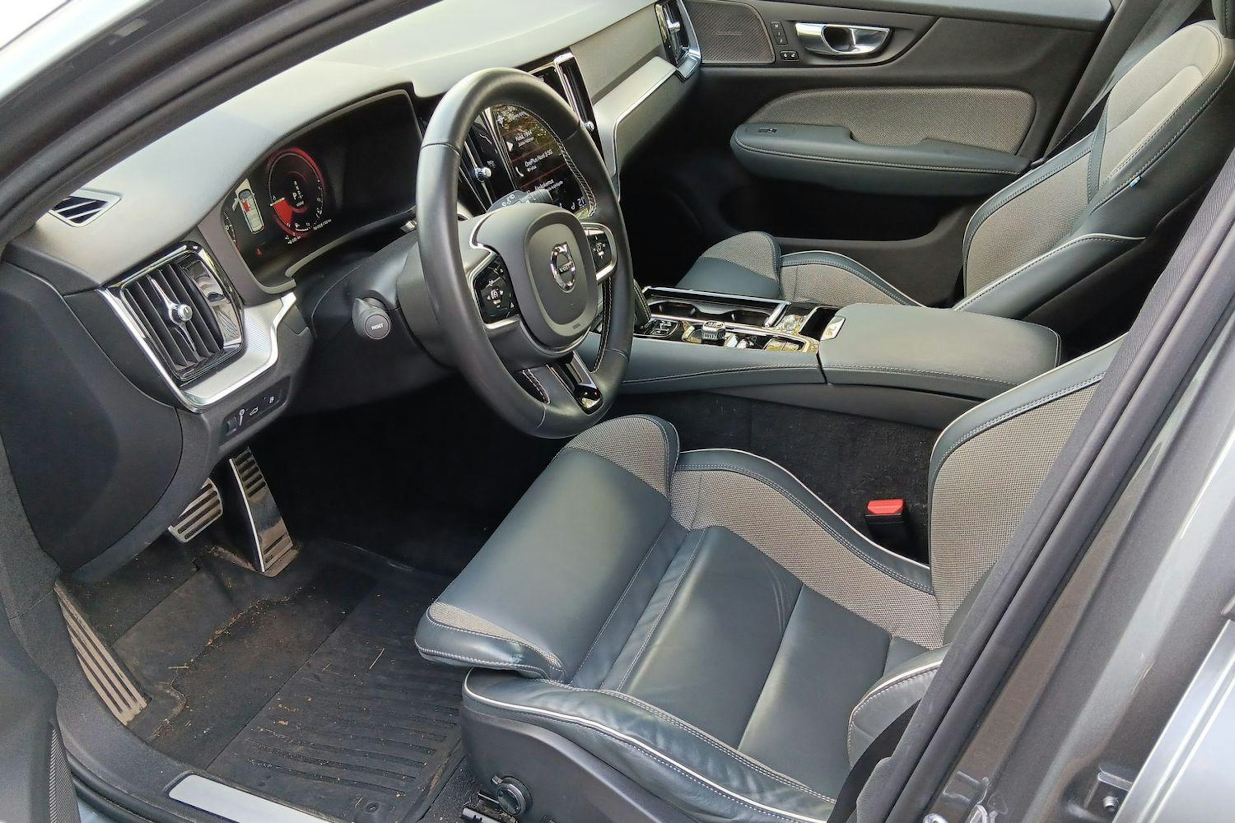 harmaa Volvo V60 2020 kuva 3.