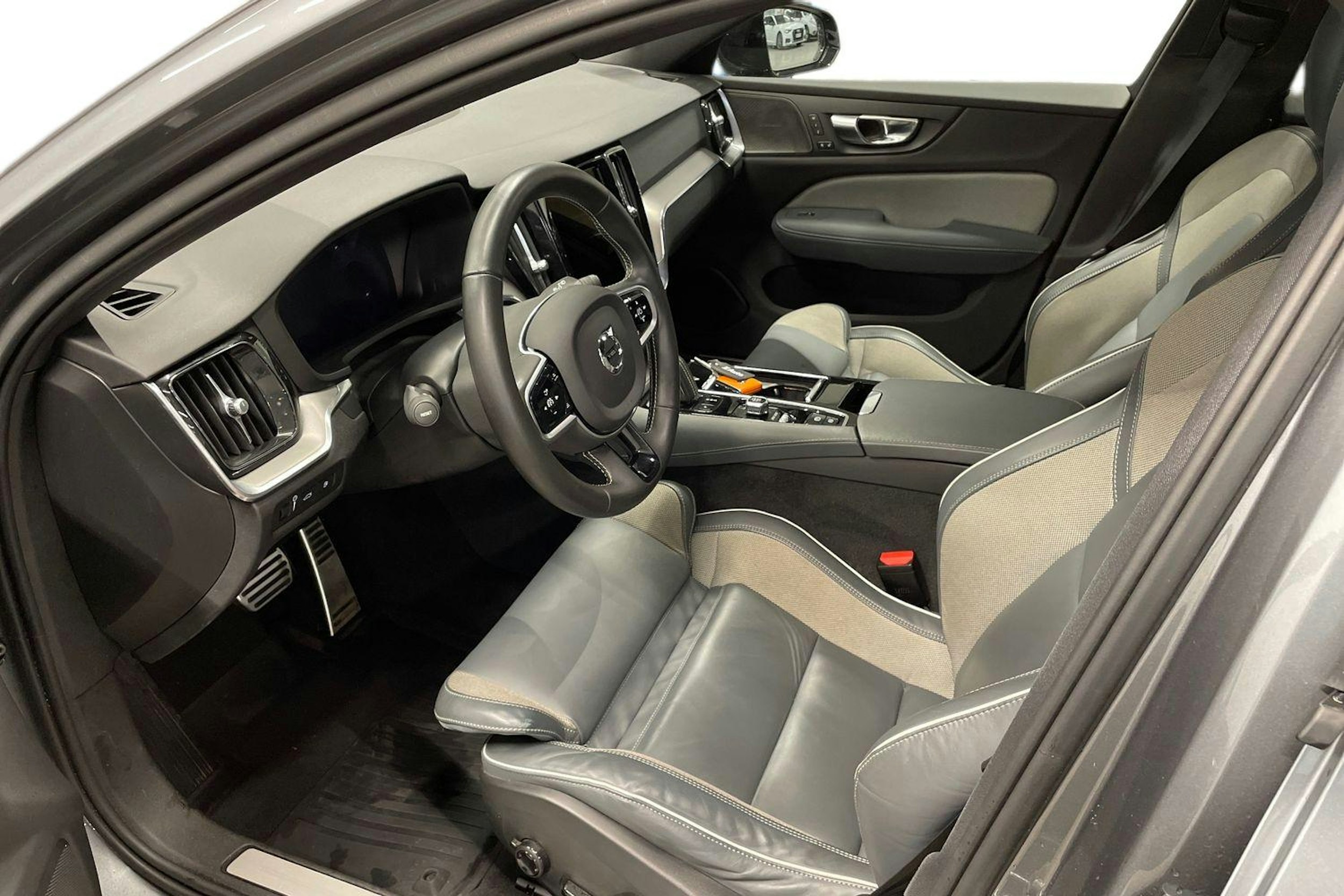 harmaa Volvo V60 2020 kuva 7.