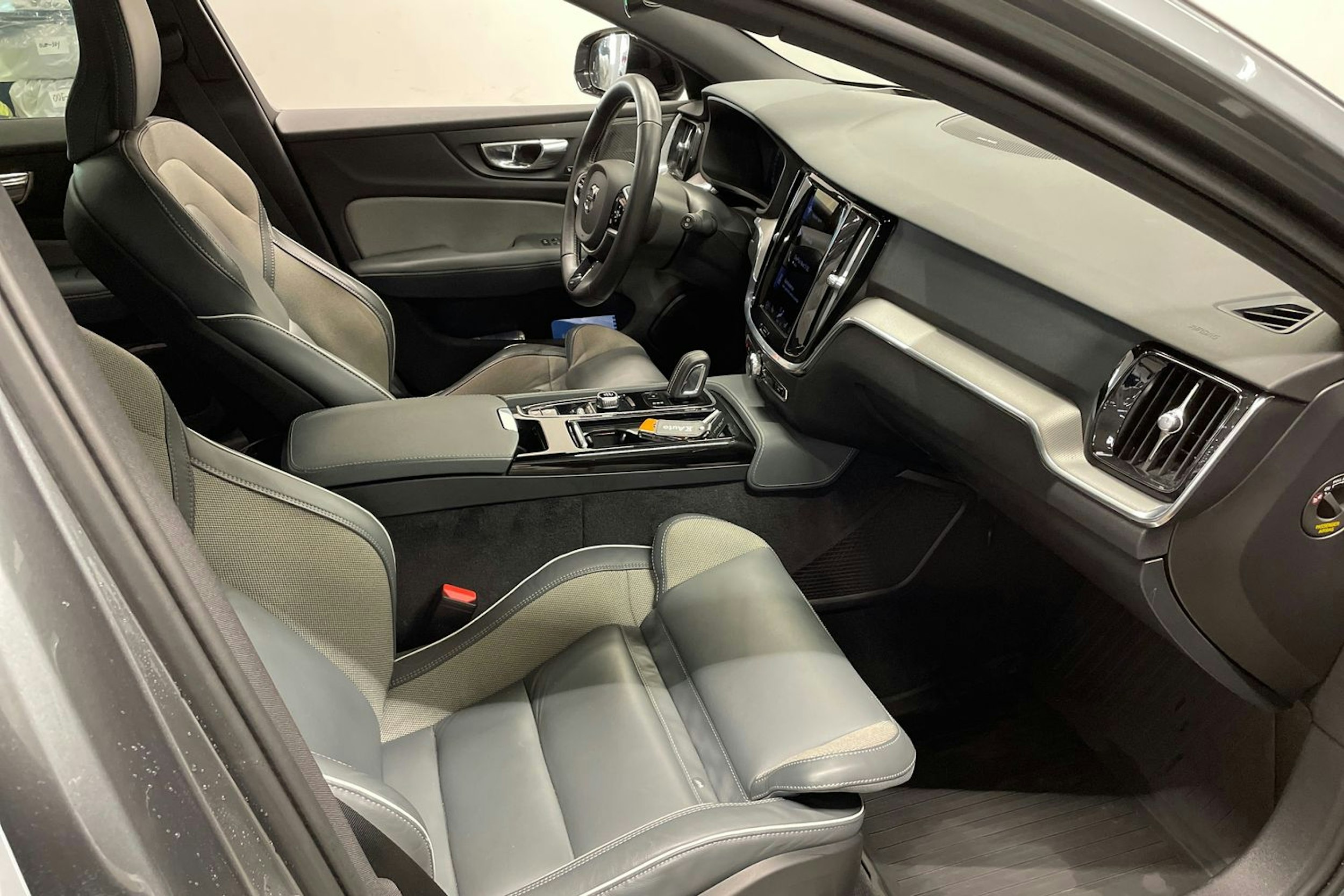 harmaa Volvo V60 2020 kuva 14.