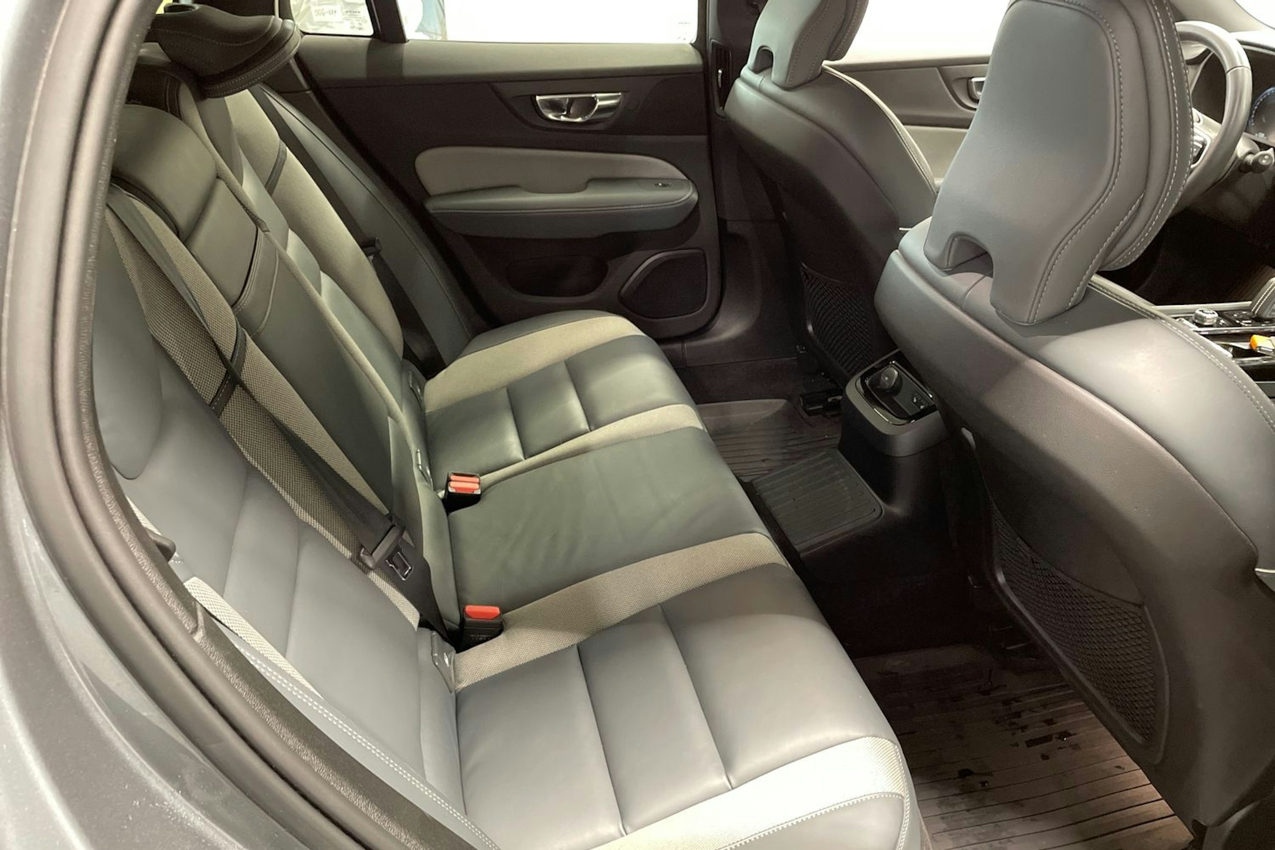 harmaa Volvo V60 2020 kuva 15.