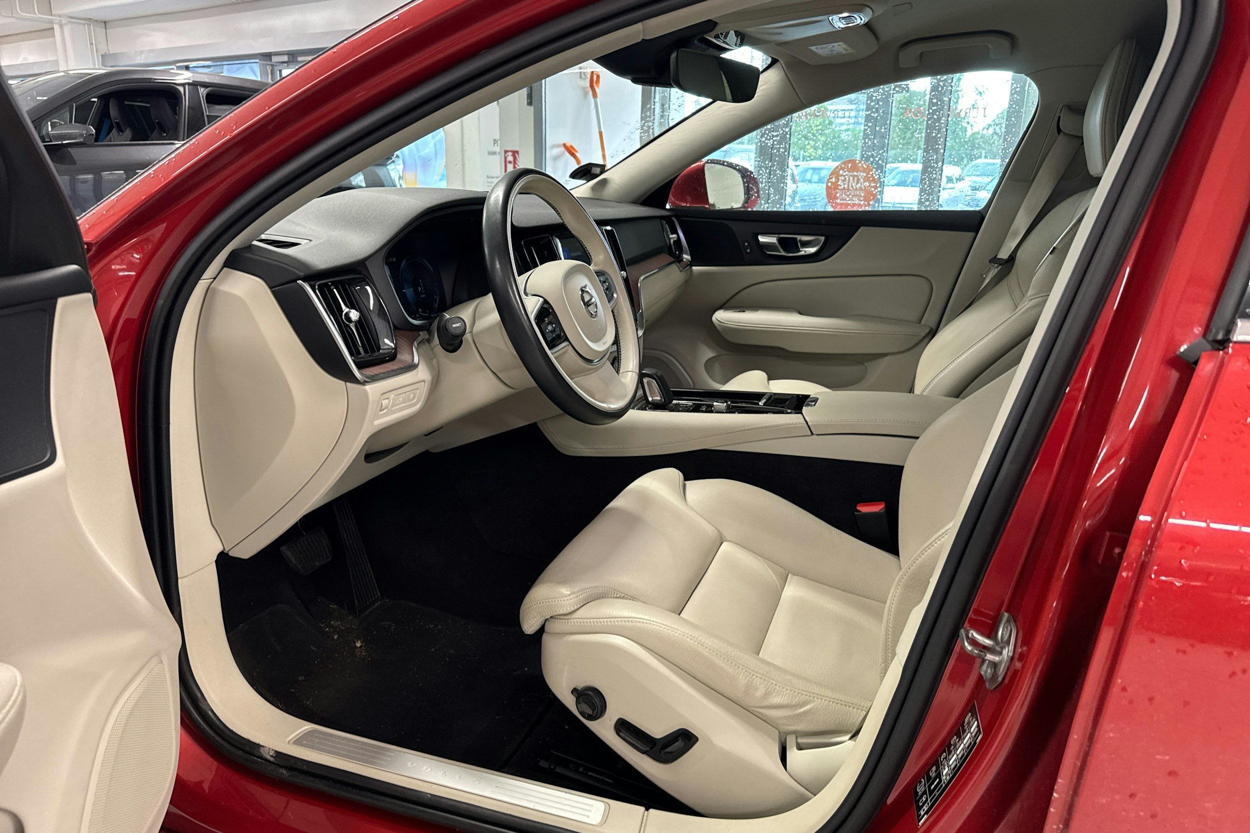 punainen Volvo V60 2020 kuva 3.