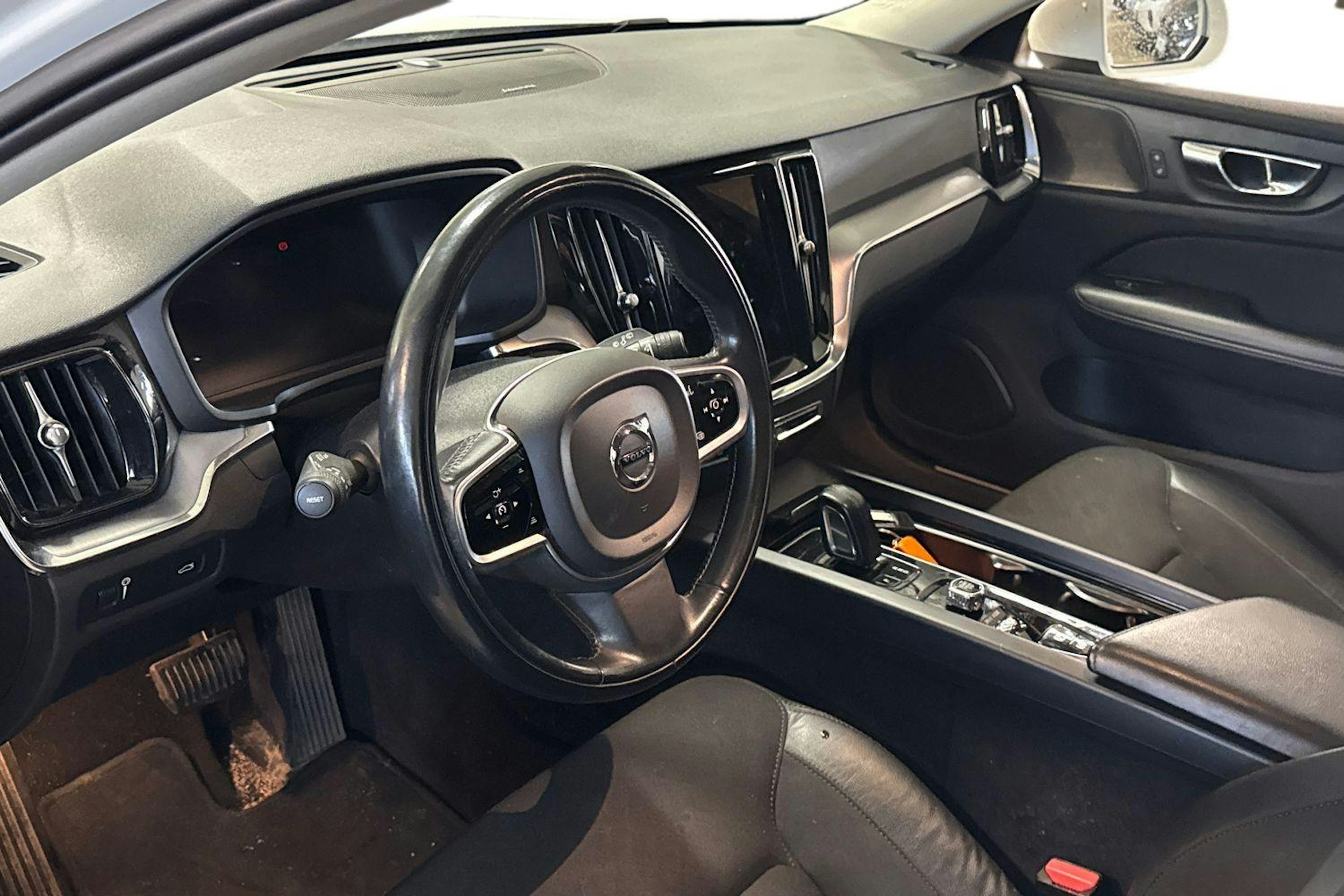 Valkoinen Volvo V60 2020 kuva 3.