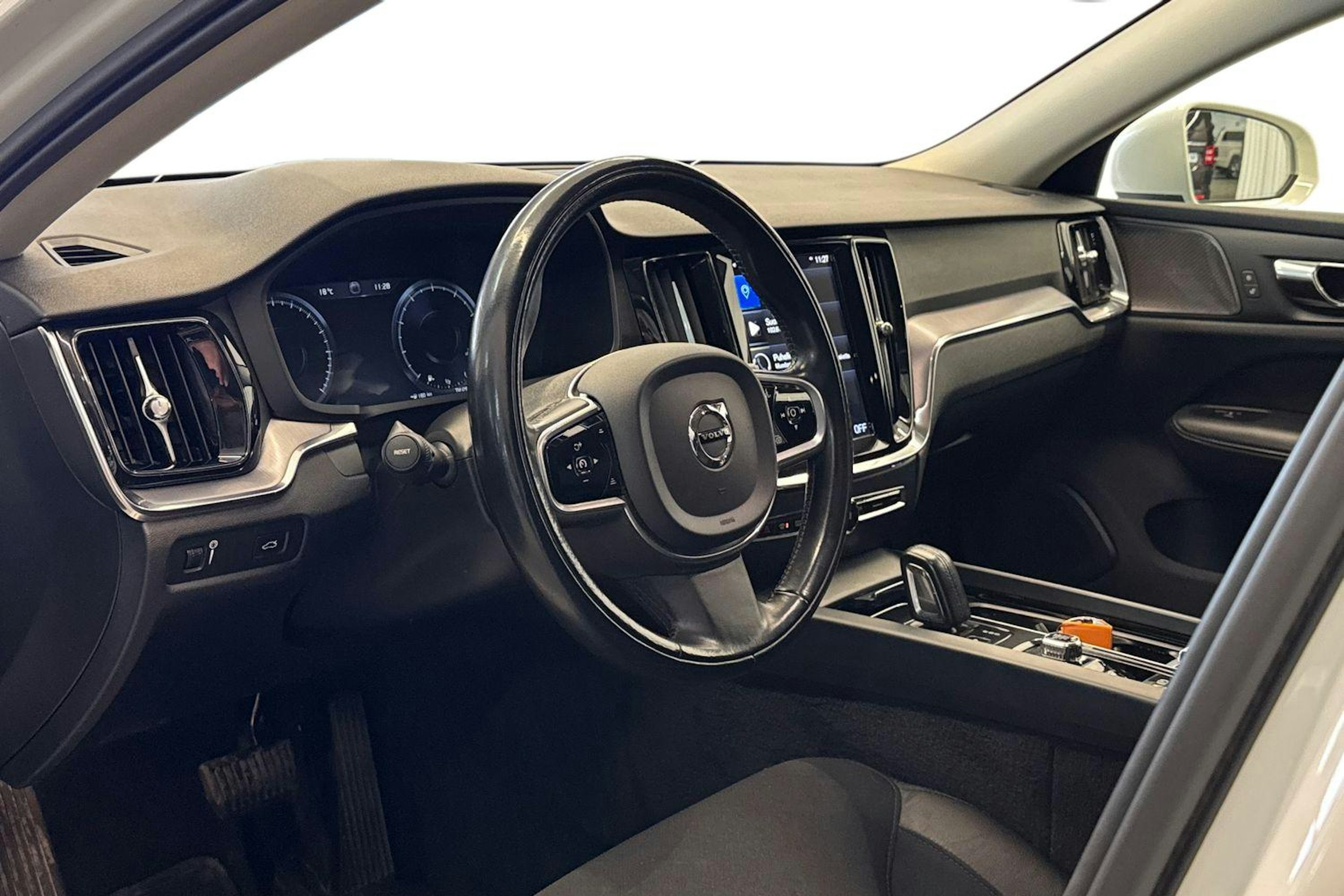 Valkoinen Volvo V60 2021 kuva 7.