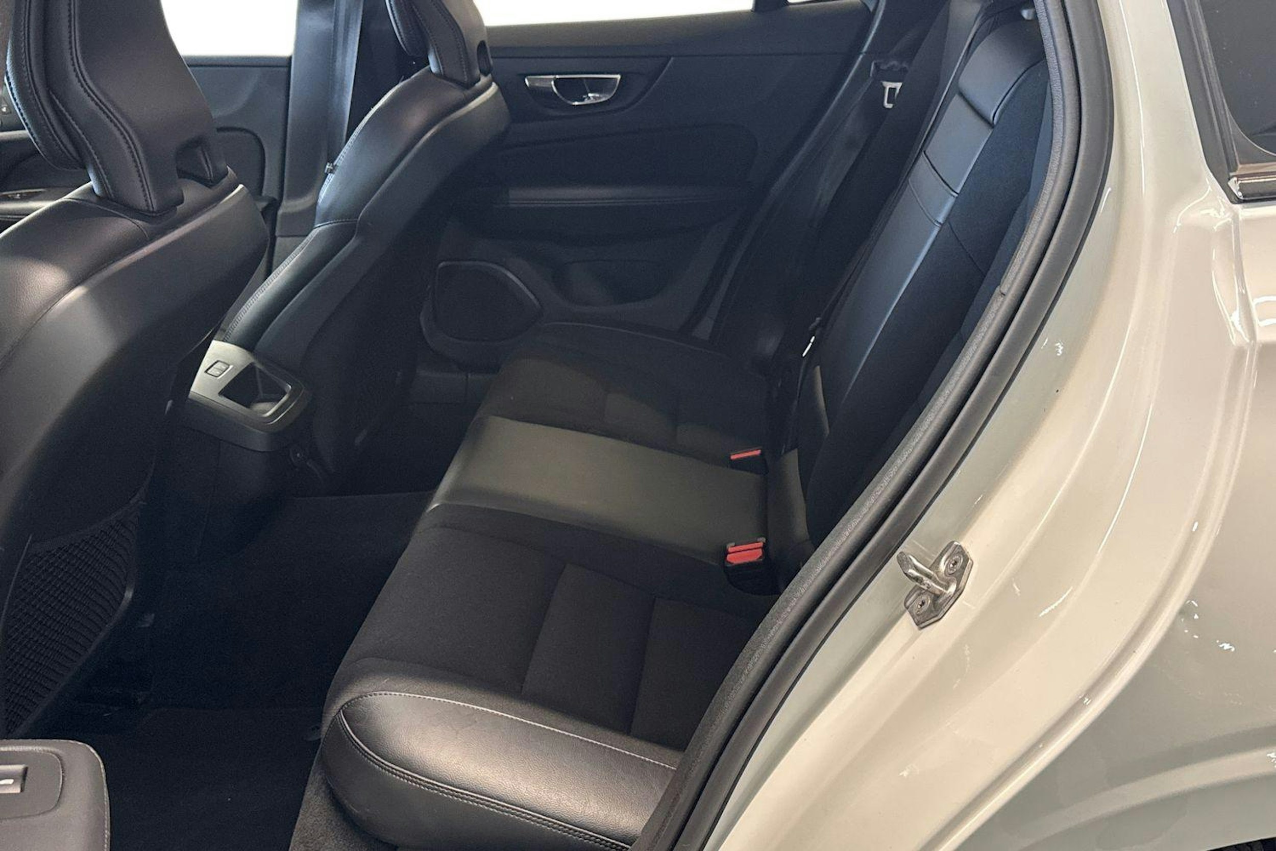 Valkoinen Volvo V60 2021 kuva 10.