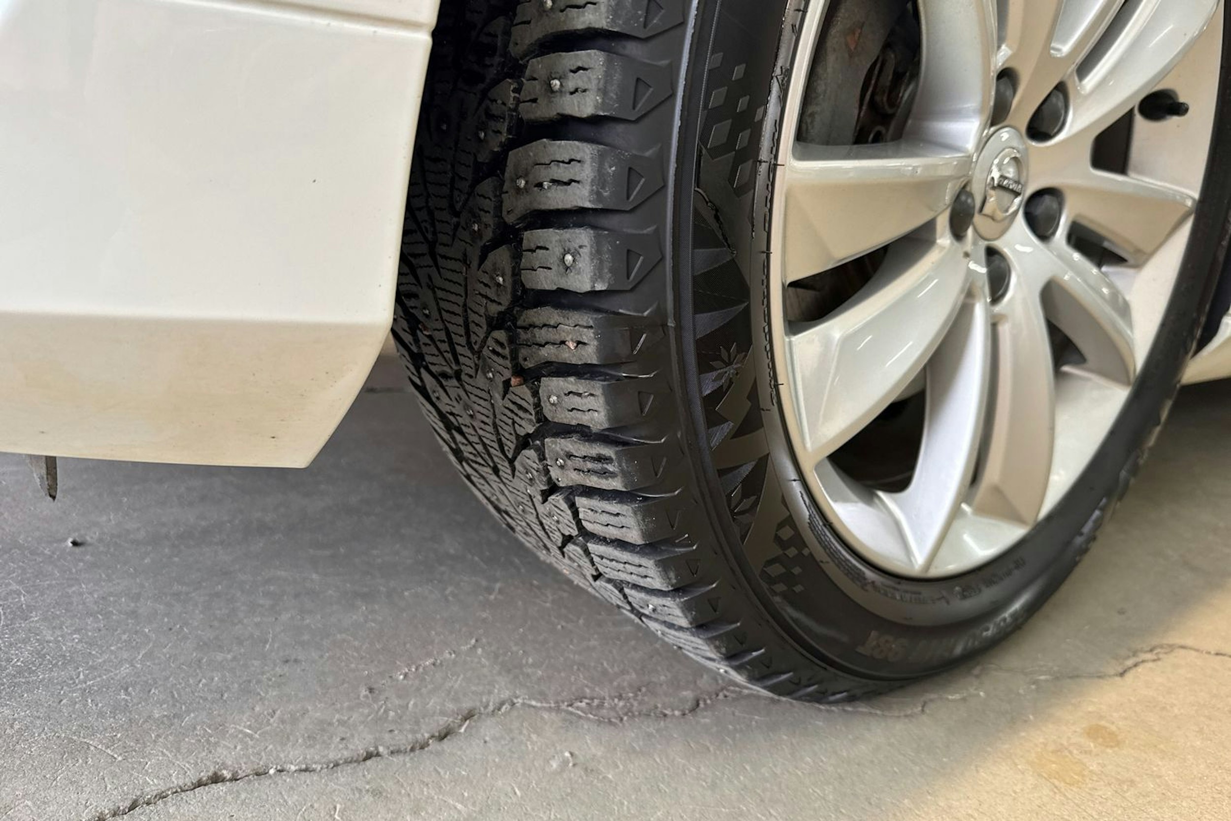 Valkoinen Volvo V60 2021 kuva 13.