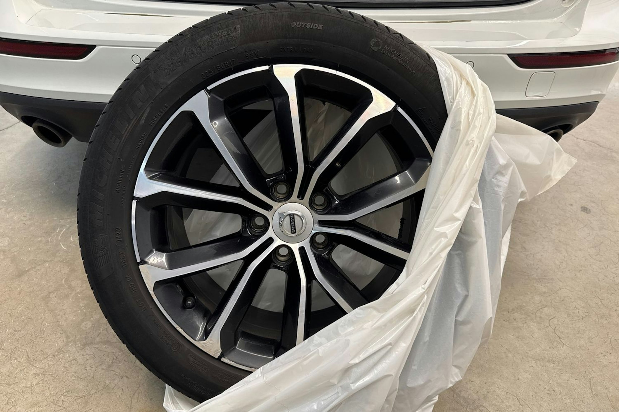 Valkoinen Volvo V60 2021 kuva 14.