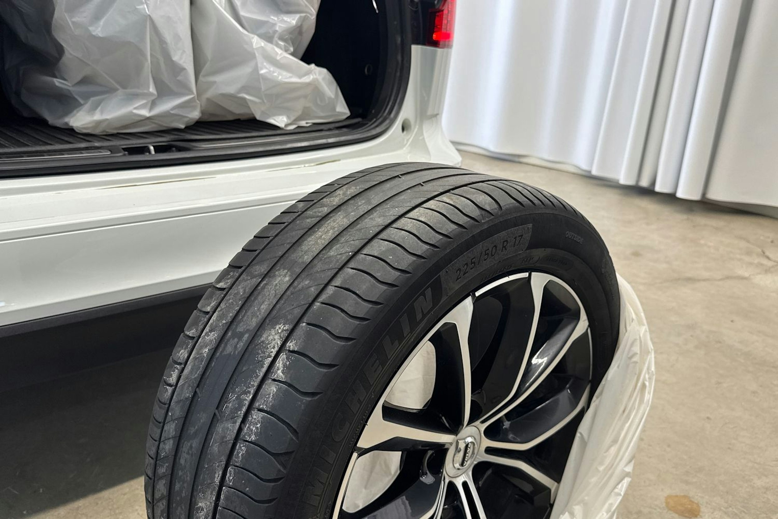 Valkoinen Volvo V60 2021 kuva 16.