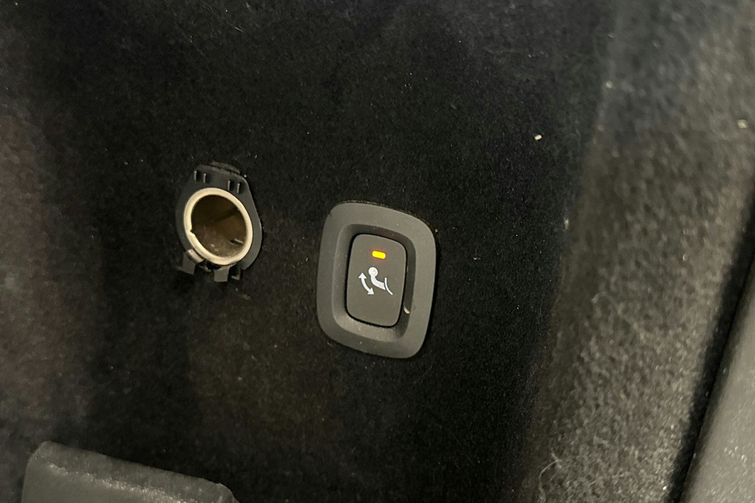 Valkoinen Volvo V60 2021 kuva 17.