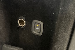 Valkoinen Volvo V60 2021 kuva 17.