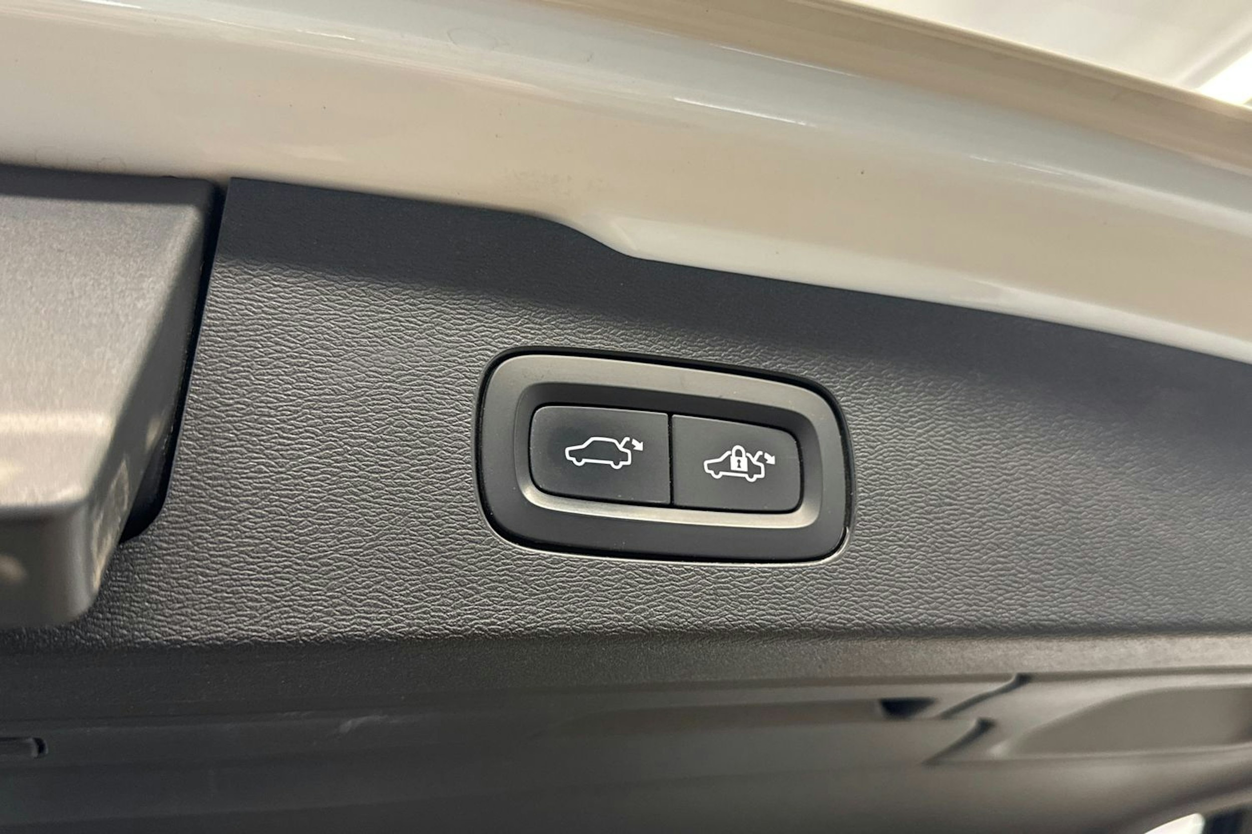 Valkoinen Volvo V60 2021 kuva 18.