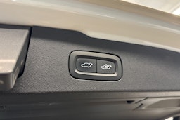 Valkoinen Volvo V60 2021 kuva 18.