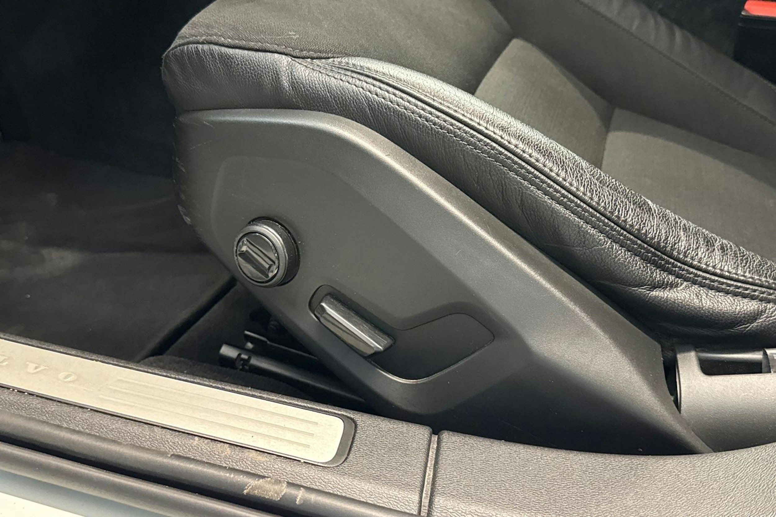 Valkoinen Volvo V60 2021 kuva 19.