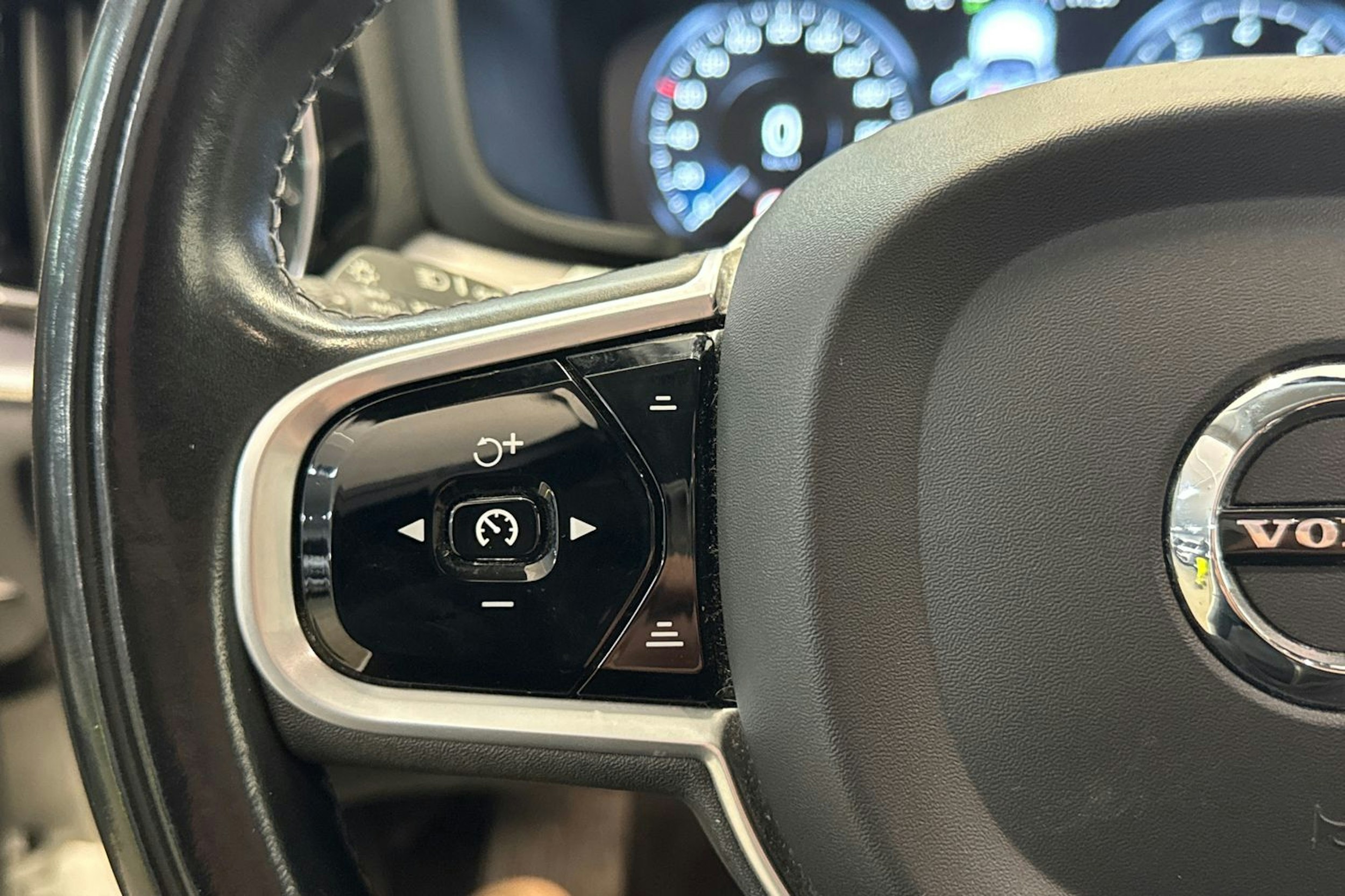 Valkoinen Volvo V60 2021 kuva 22.