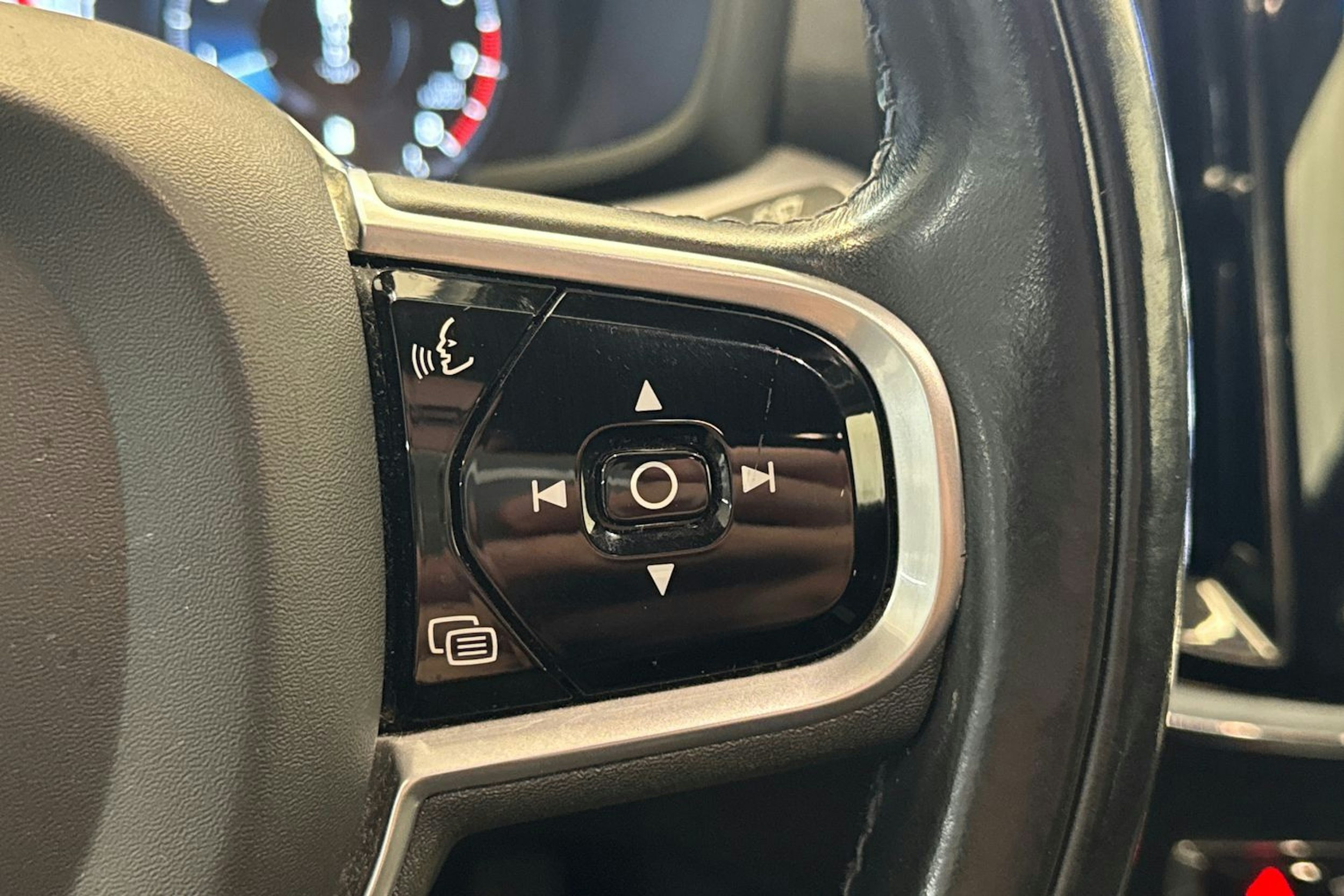 Valkoinen Volvo V60 2021 kuva 23.