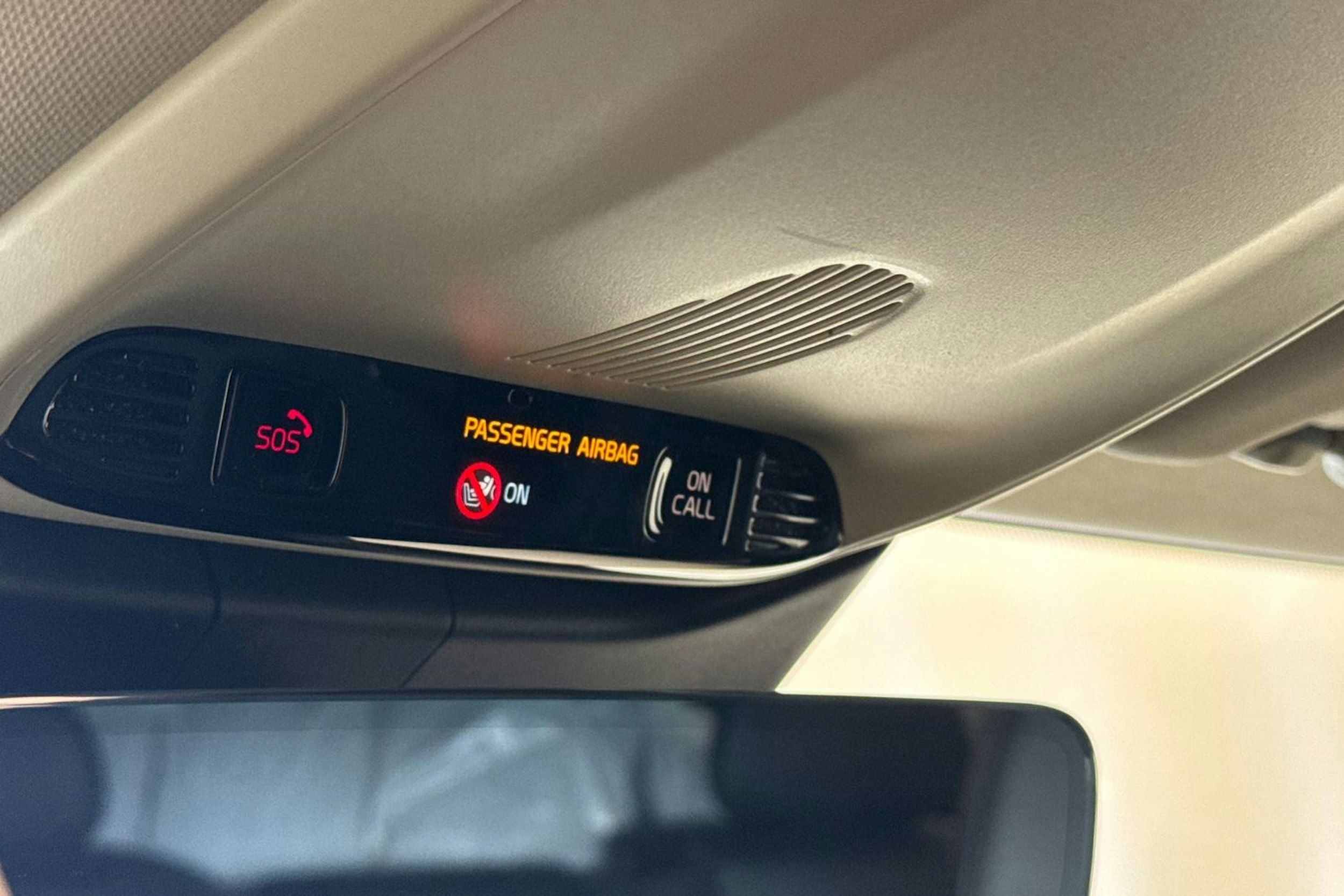 Valkoinen Volvo V60 2021 kuva 24.