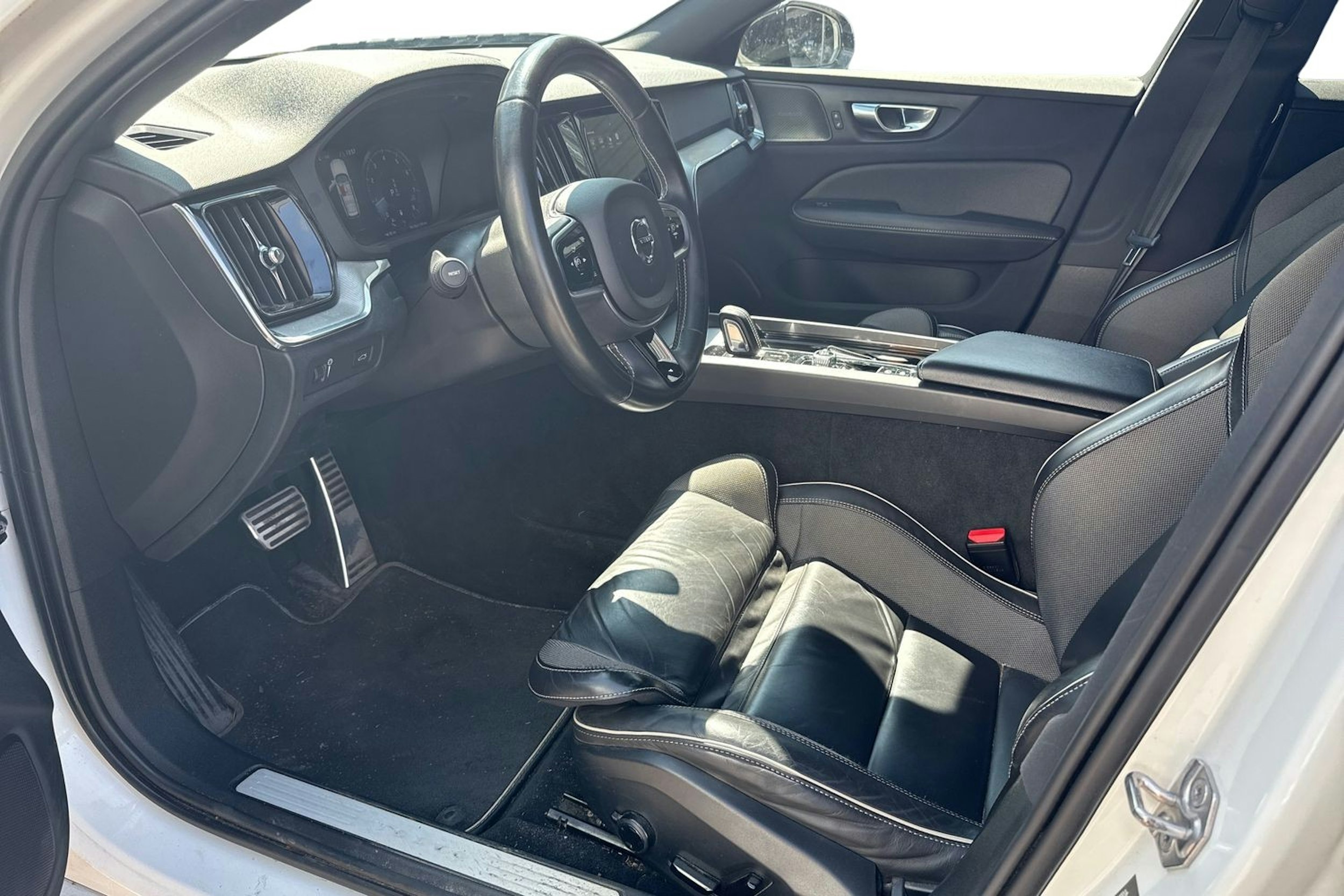 valkoinen Volvo V60 2020 kuva 3.
