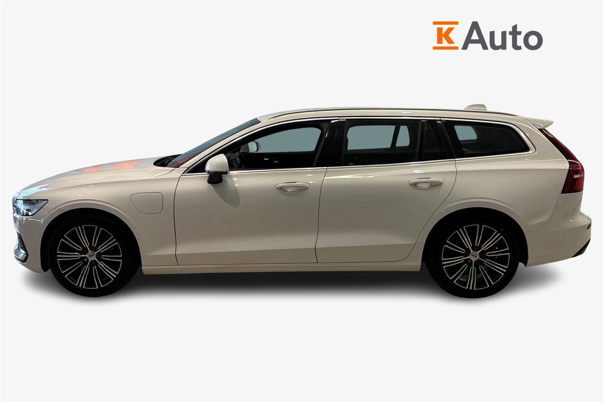 valkoinen Volvo V60 2021 kuva 5.