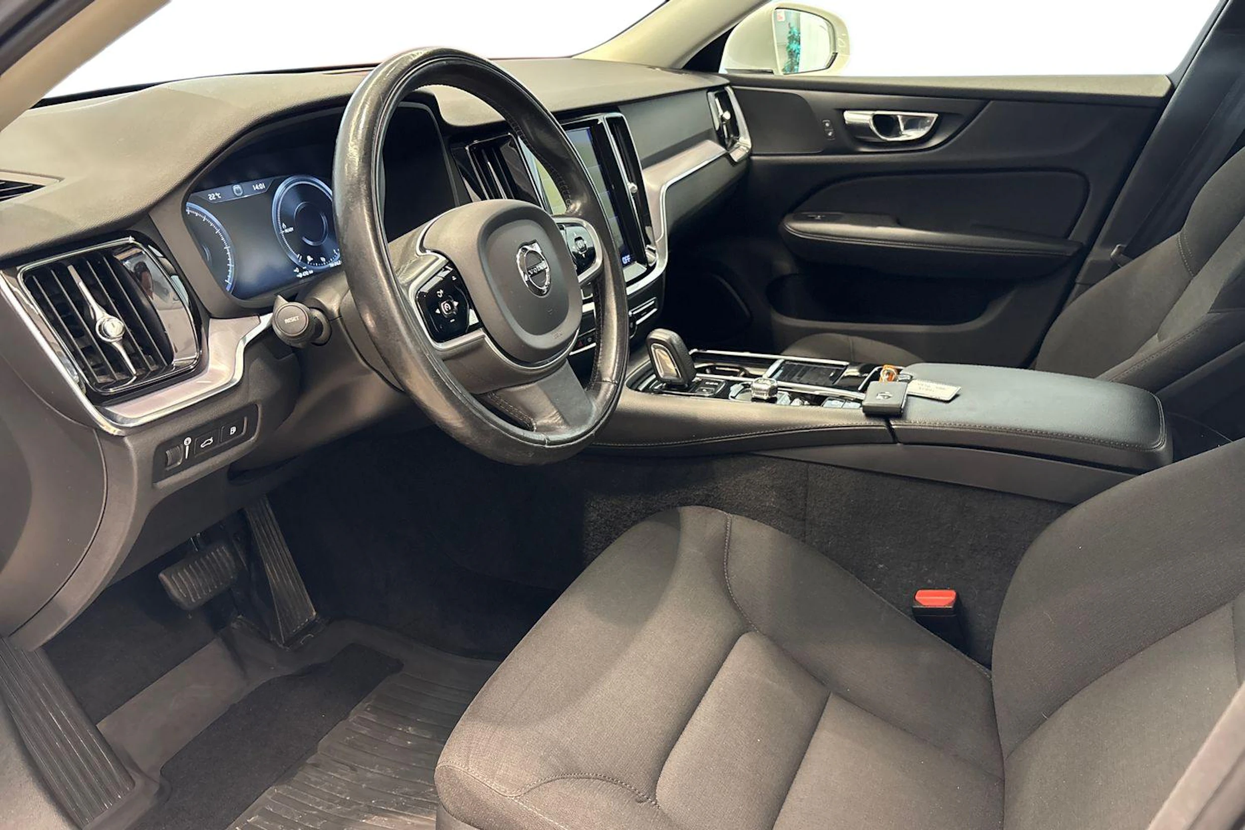 valkoinen Volvo V60 2021 kuva 6.
