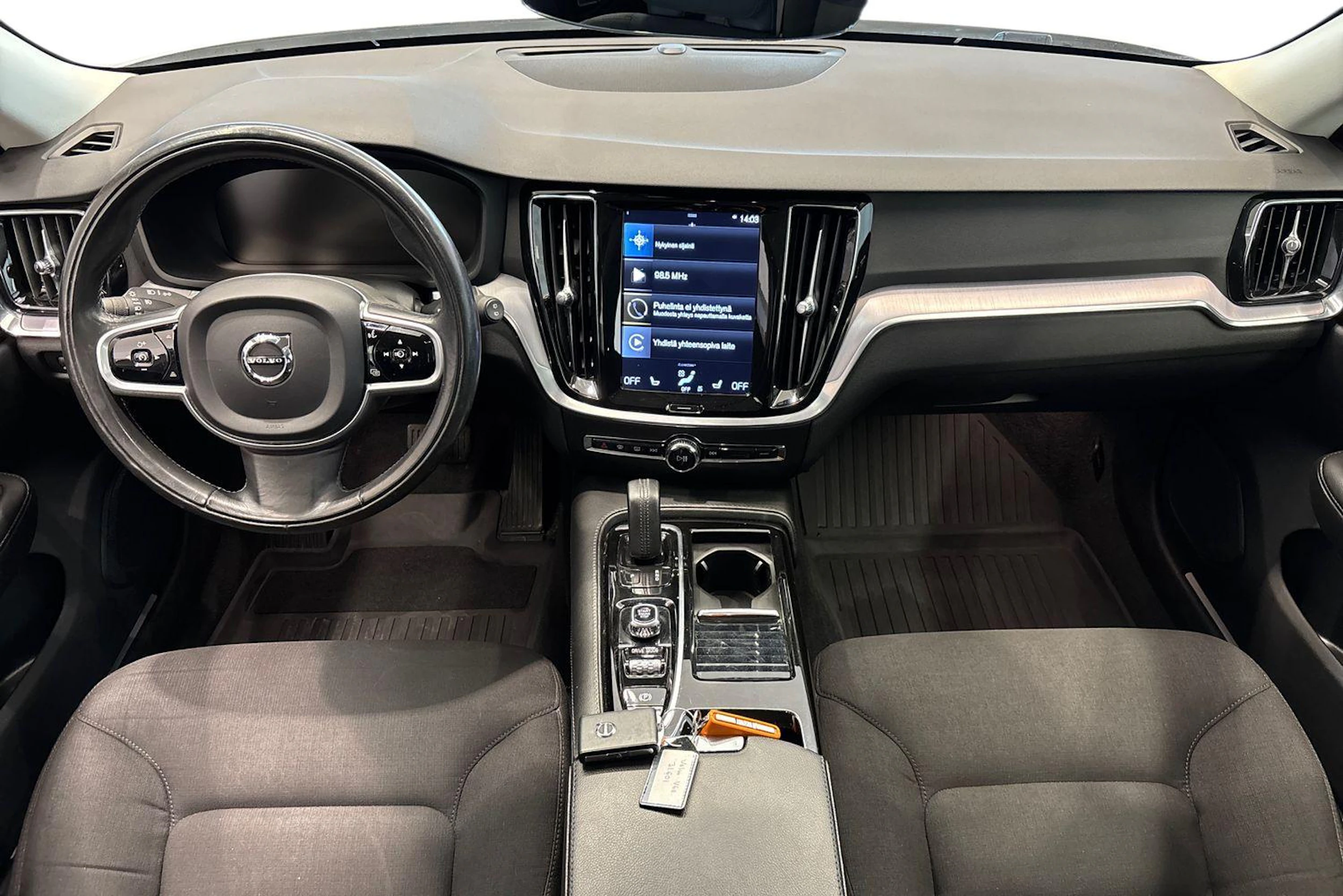 valkoinen Volvo V60 2021 kuva 7.
