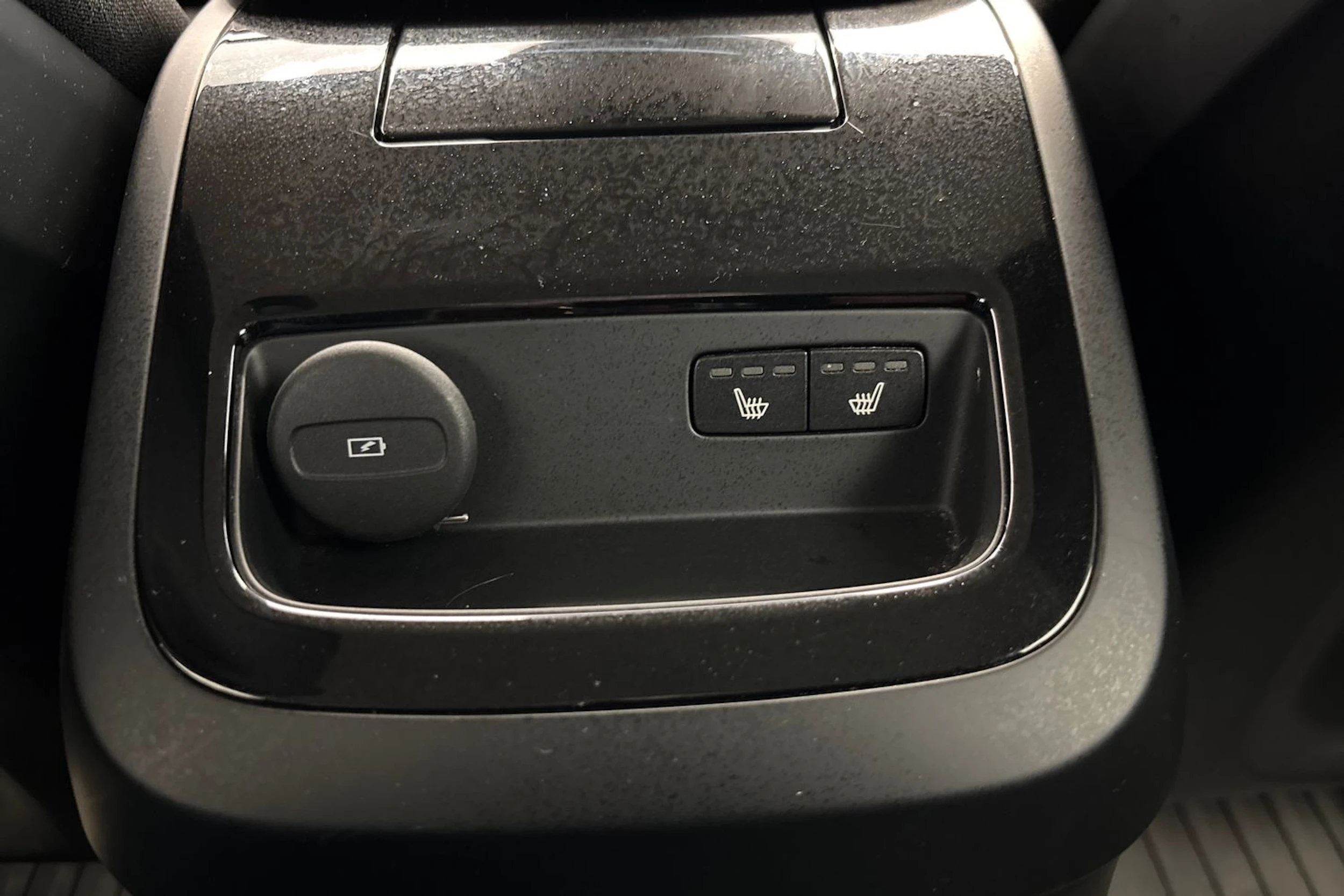 valkoinen Volvo V60 2021 kuva 11.