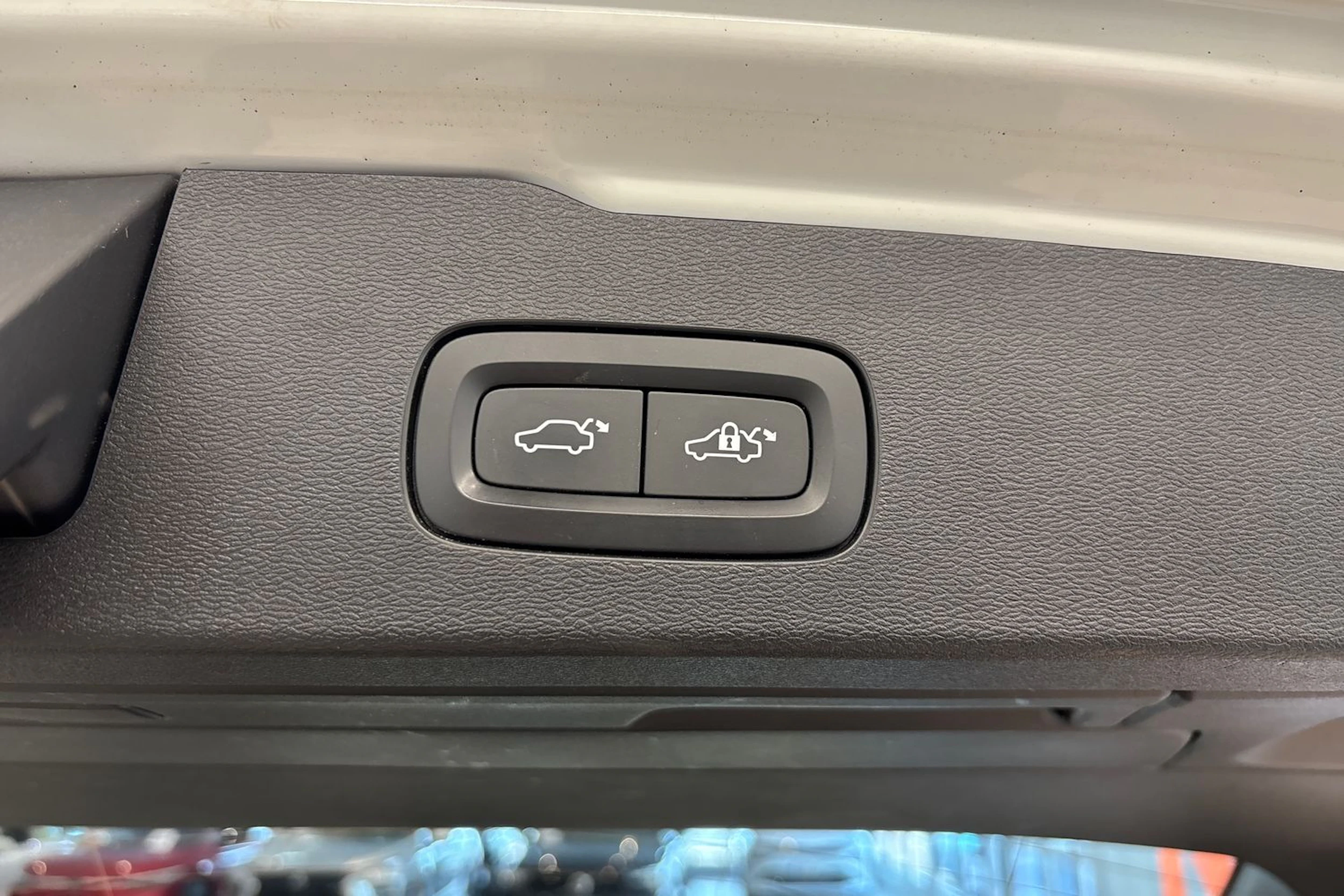 valkoinen Volvo V60 2021 kuva 15.