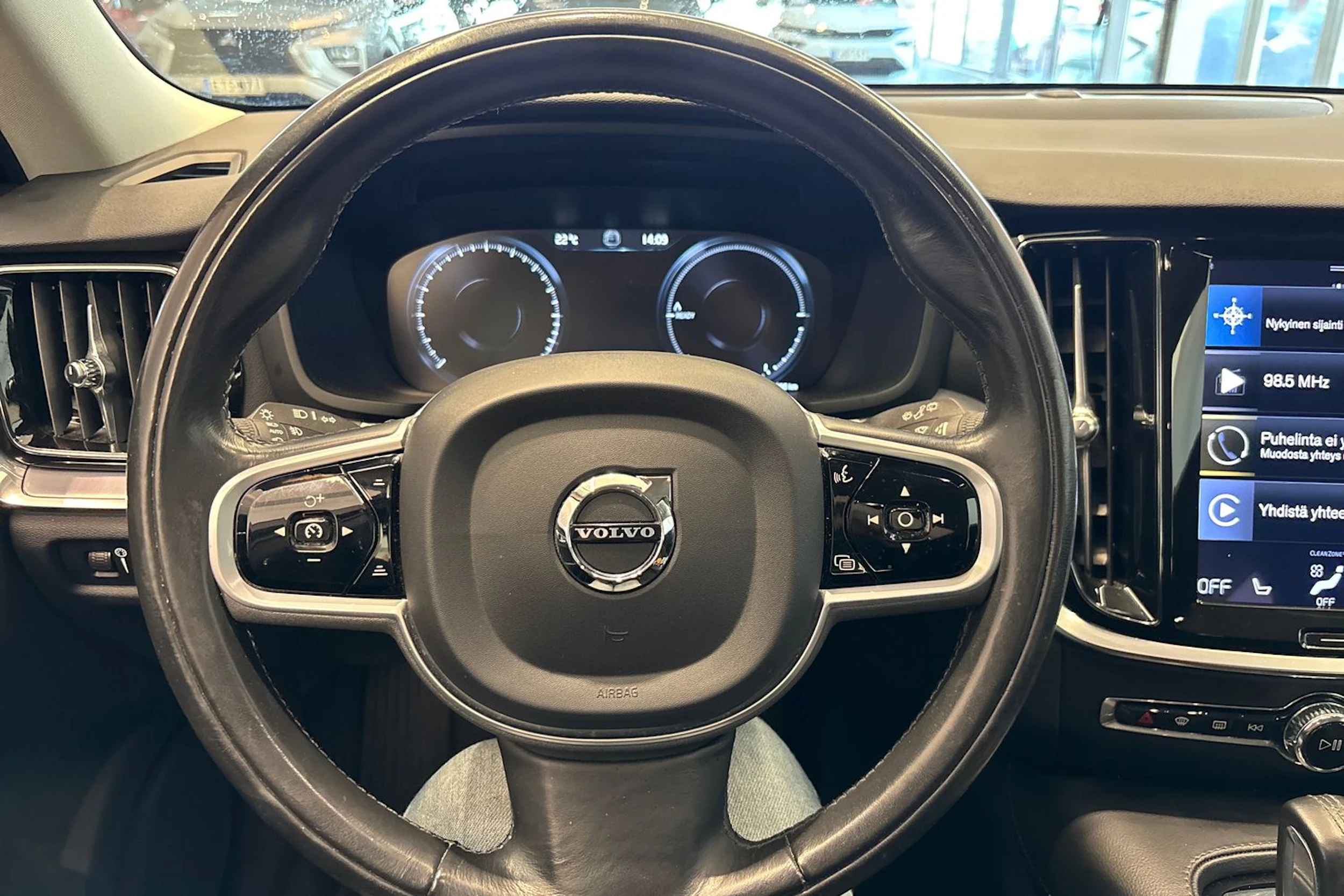 valkoinen Volvo V60 2021 kuva 16.