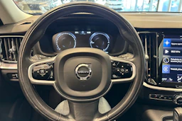 valkoinen Volvo V60 2021 kuva 16.