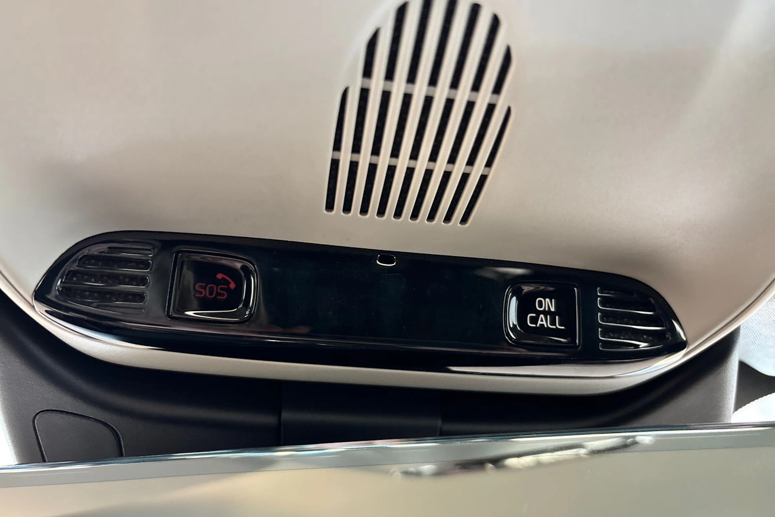 valkoinen Volvo V60 2021 kuva 22.