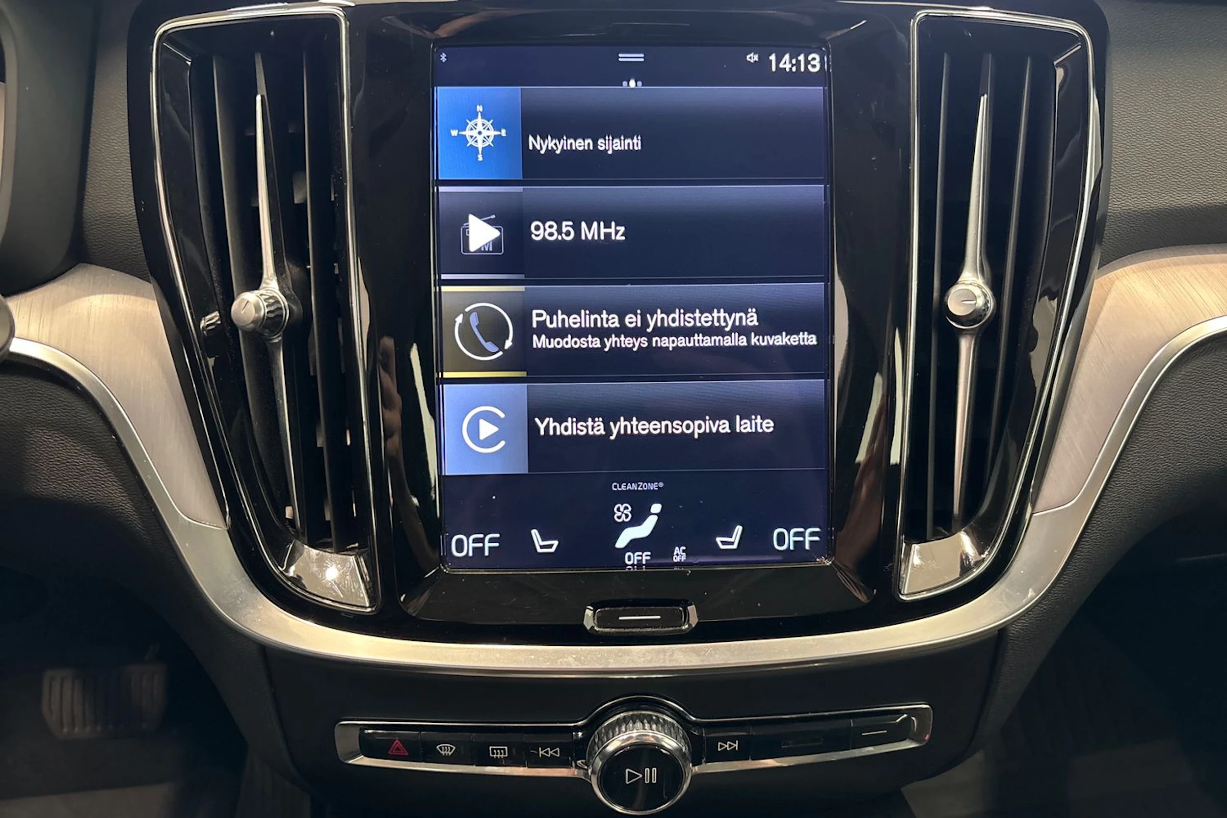 valkoinen Volvo V60 2021 kuva 25.