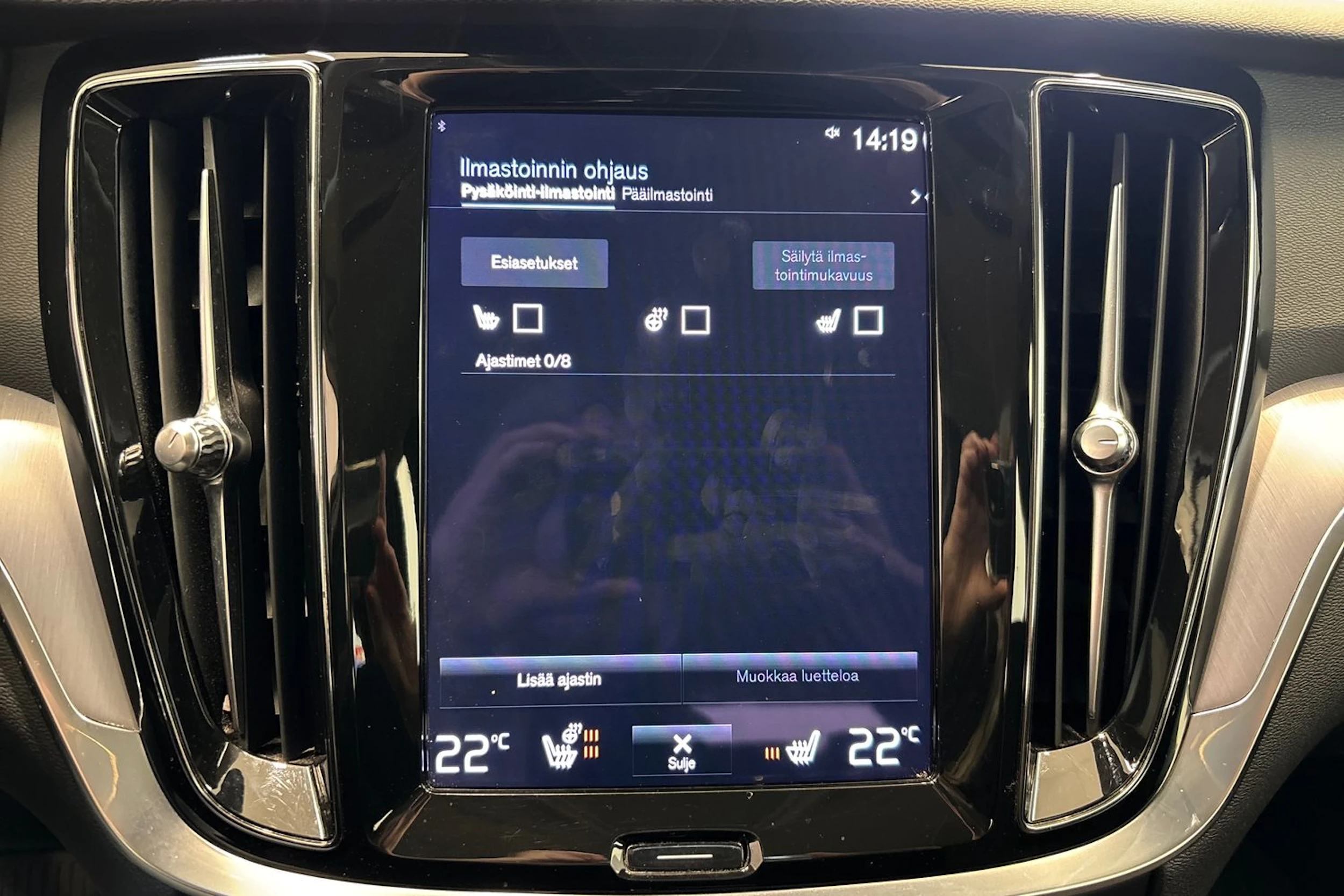 valkoinen Volvo V60 2021 kuva 29.