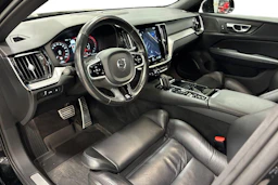 musta Volvo V60 2020 kuva 6.