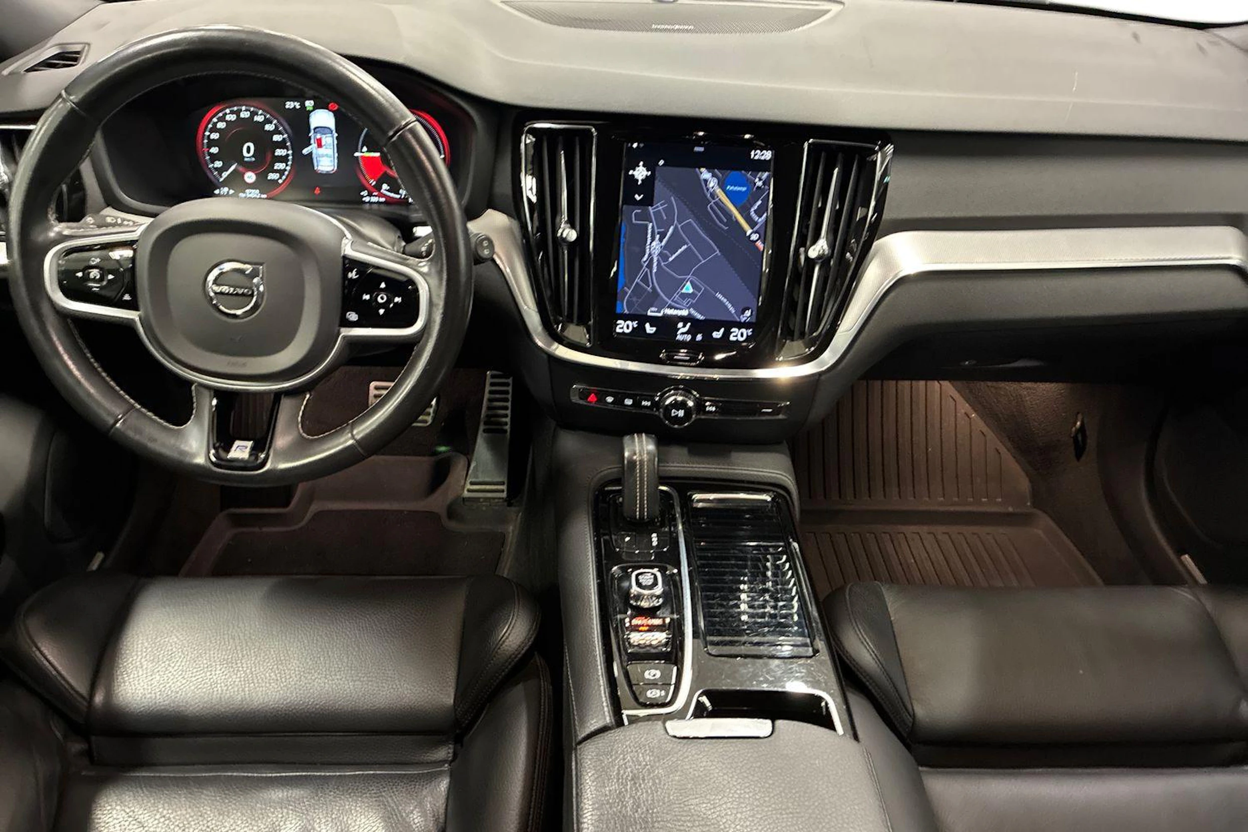 musta Volvo V60 2020 kuva 7.