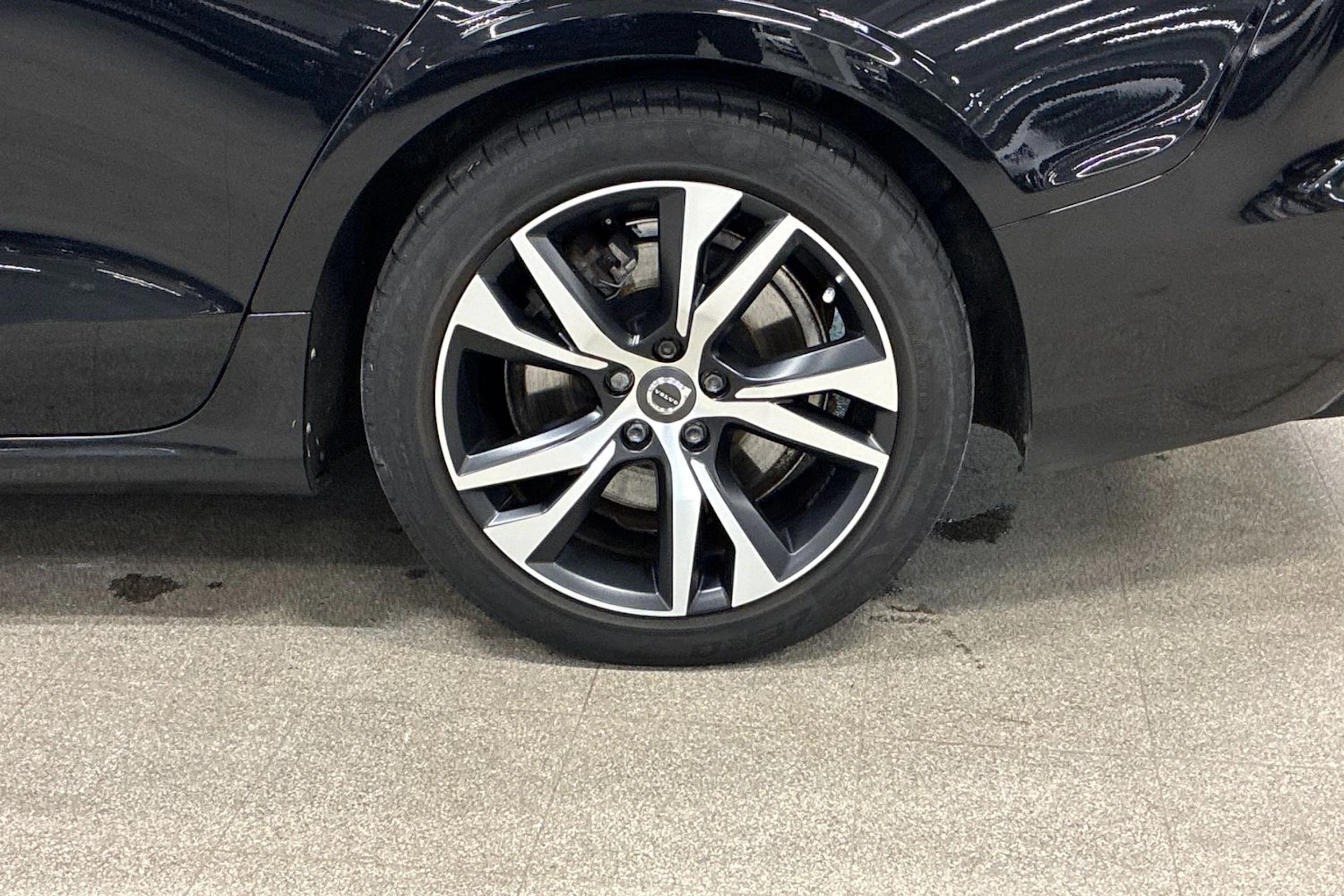 musta Volvo V60 2020 kuva 10.