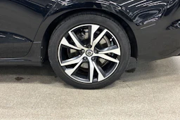 musta Volvo V60 2020 kuva 10.