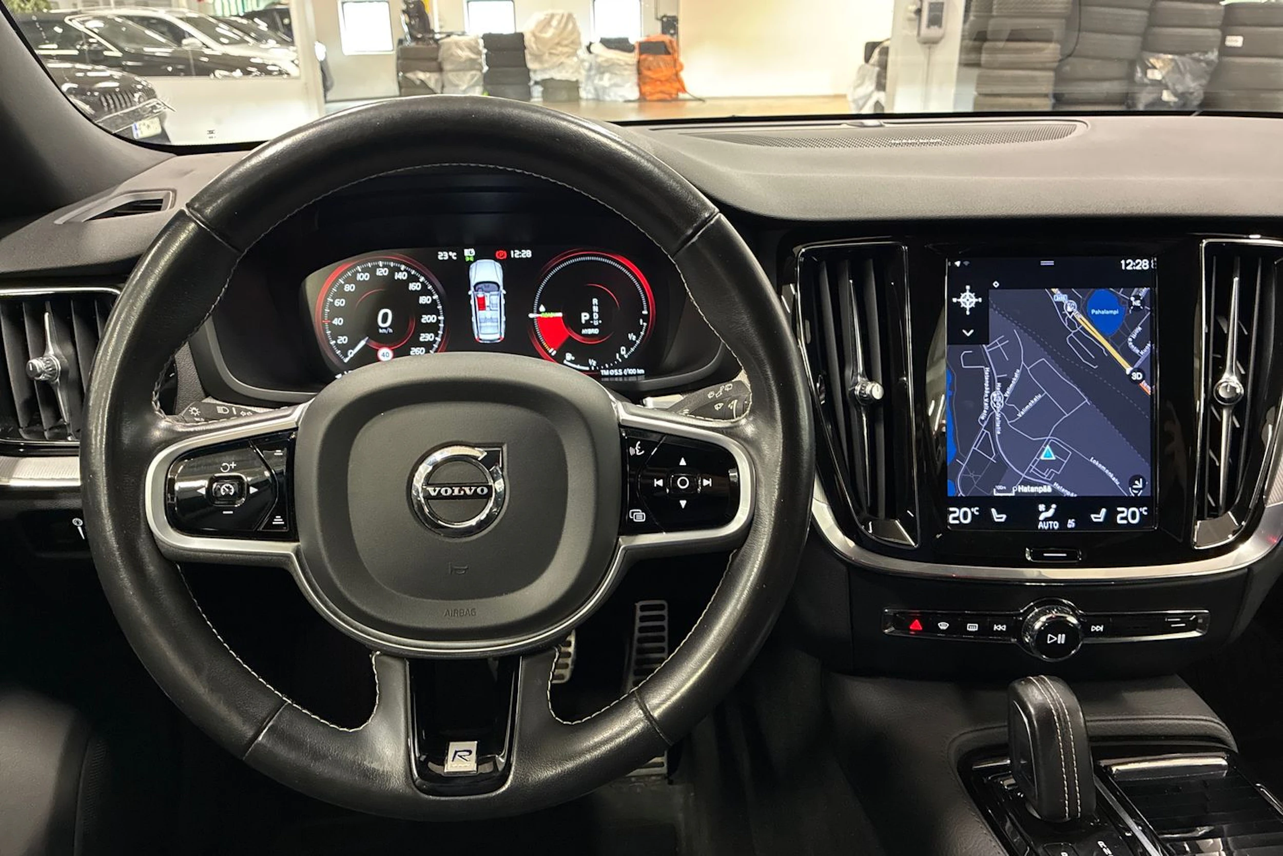 musta Volvo V60 2020 kuva 11.