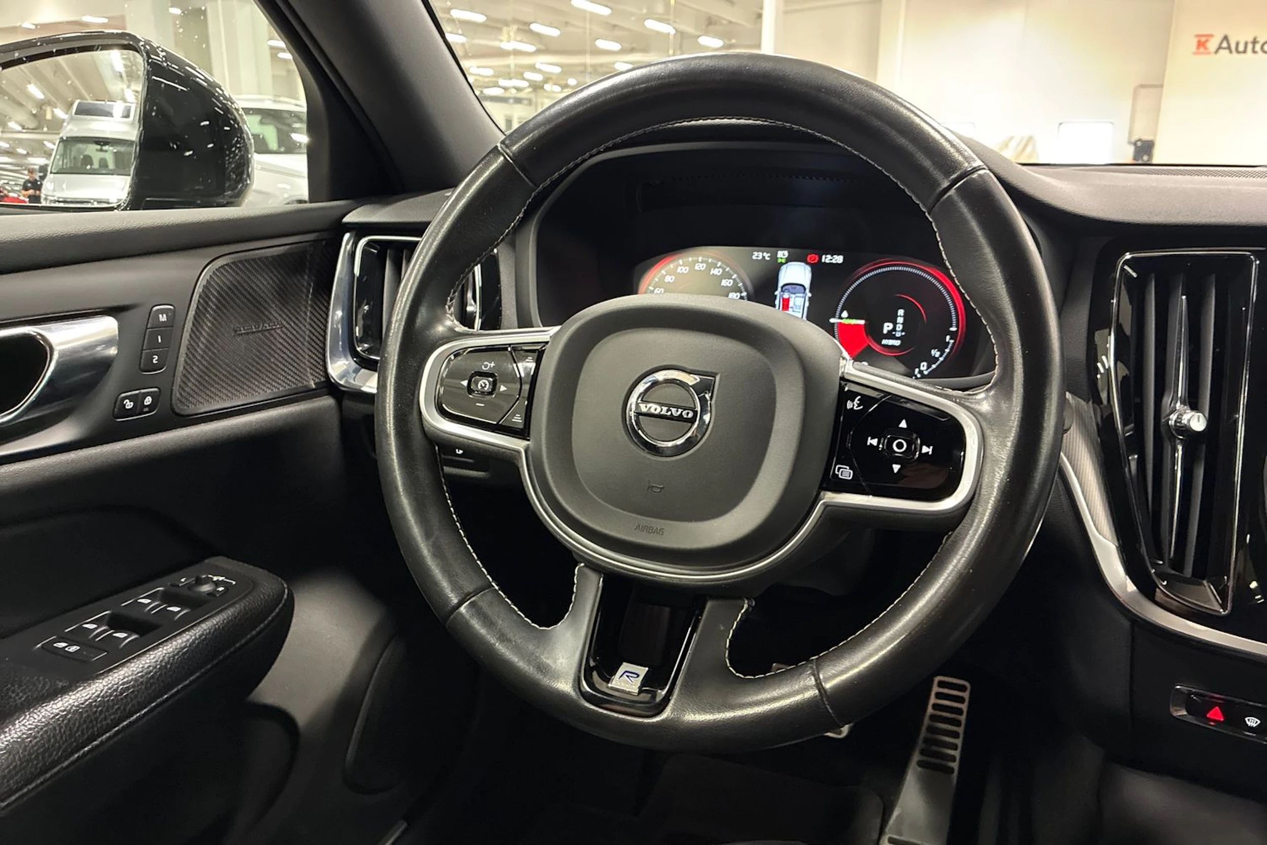 musta Volvo V60 2020 kuva 12.