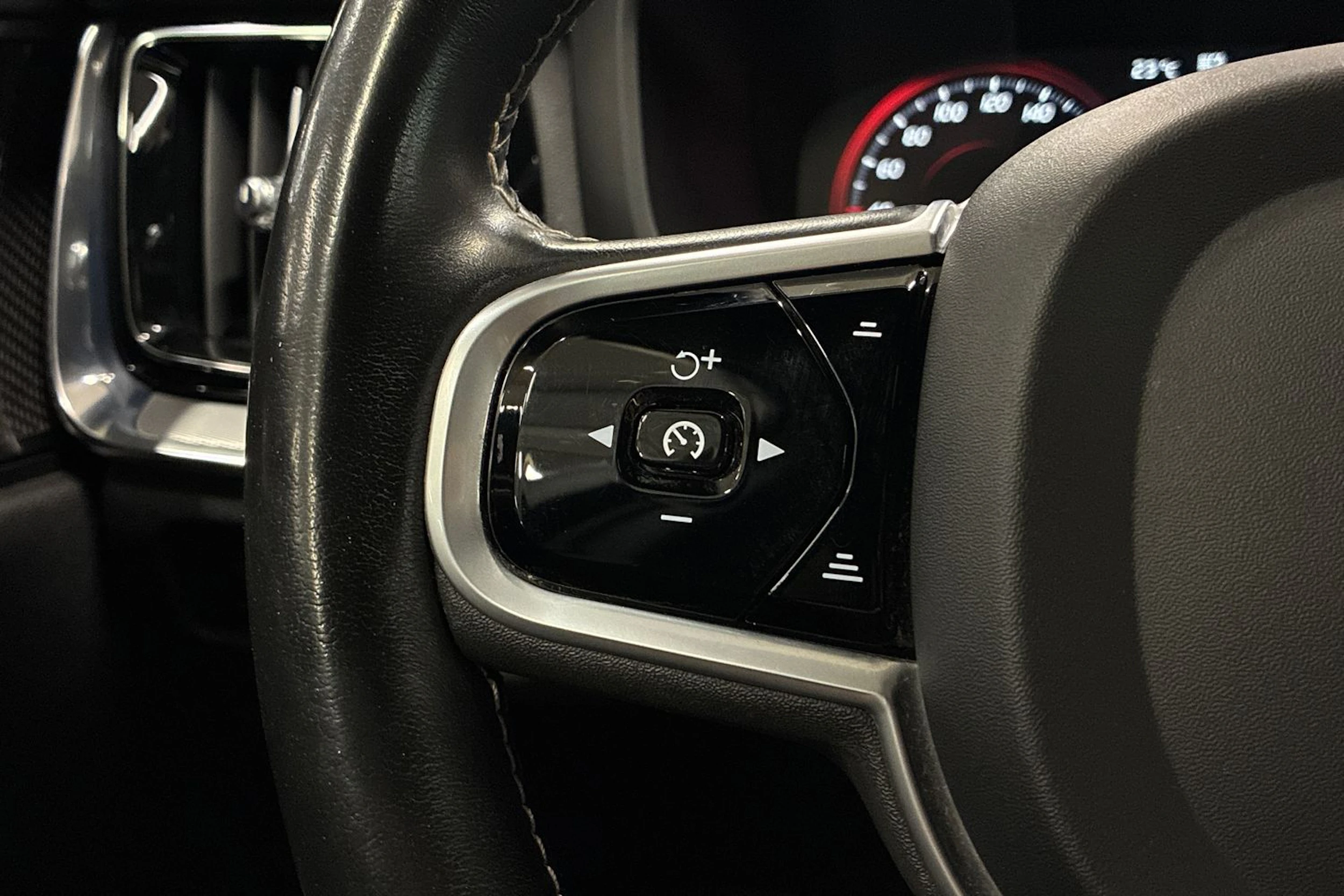 musta Volvo V60 2020 kuva 14.