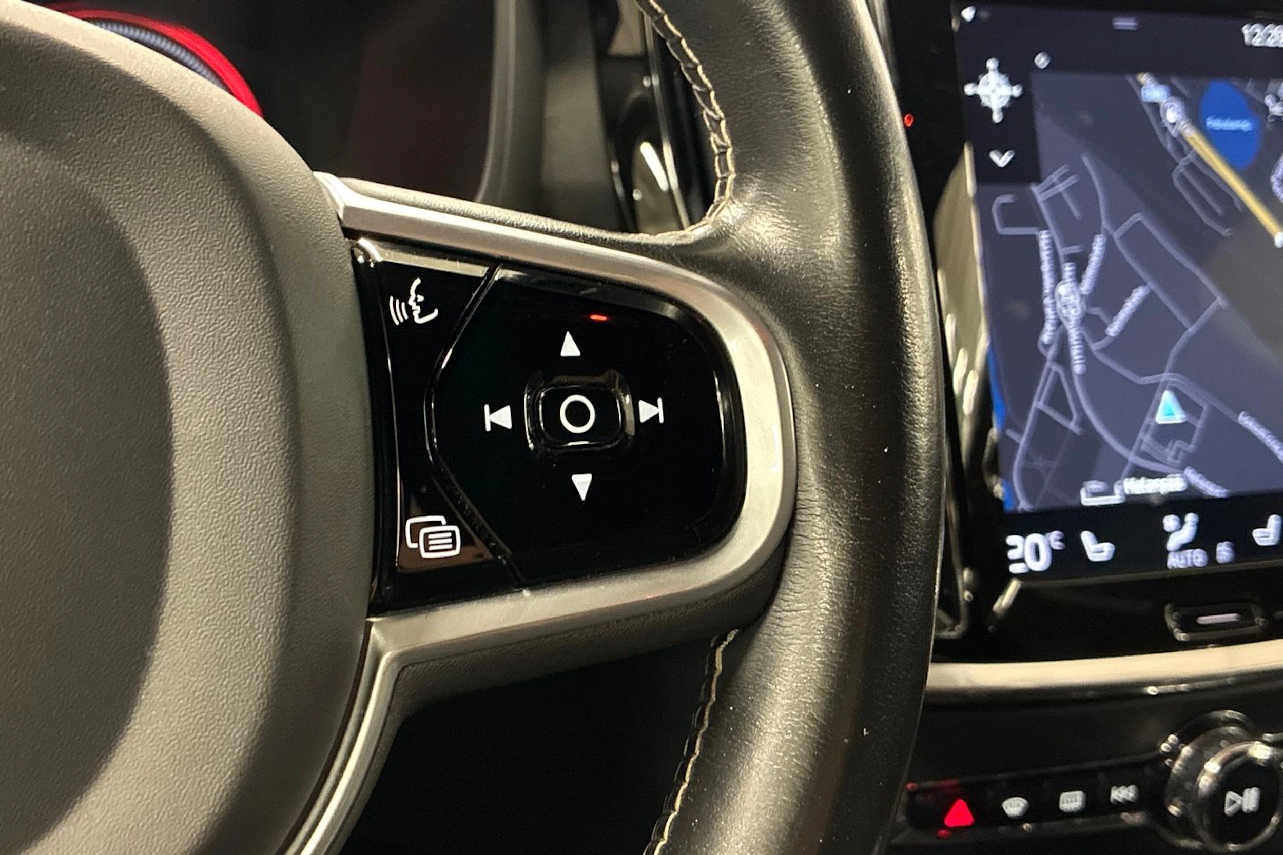 musta Volvo V60 2020 kuva 15.