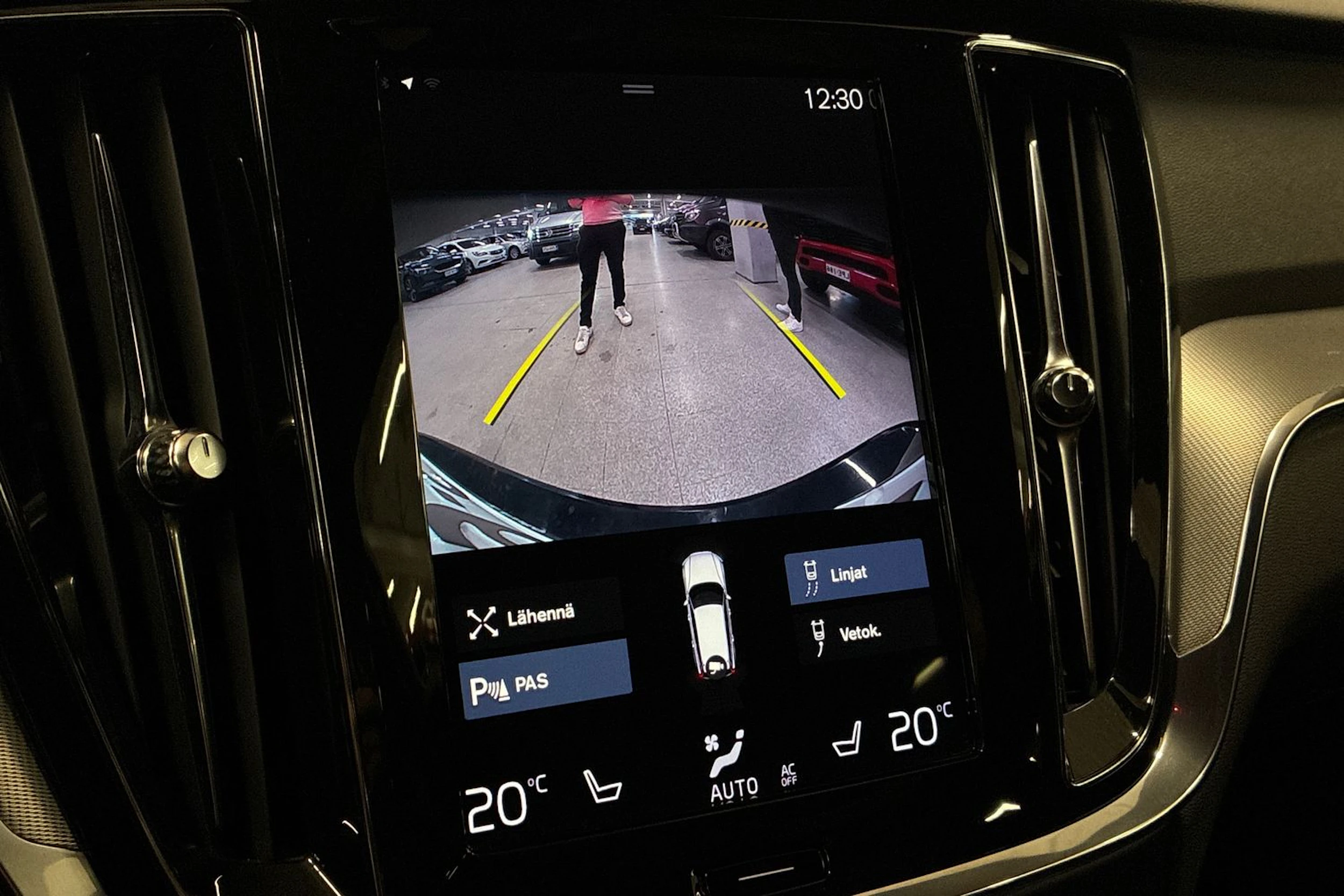 musta Volvo V60 2020 kuva 21.