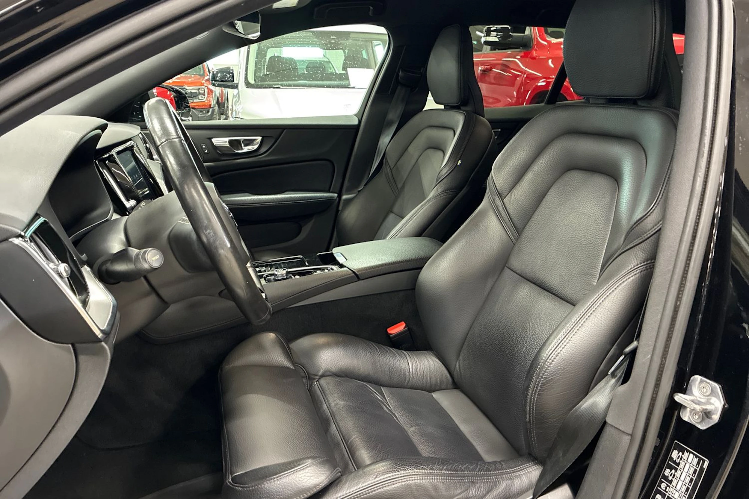 musta Volvo V60 2020 kuva 26.