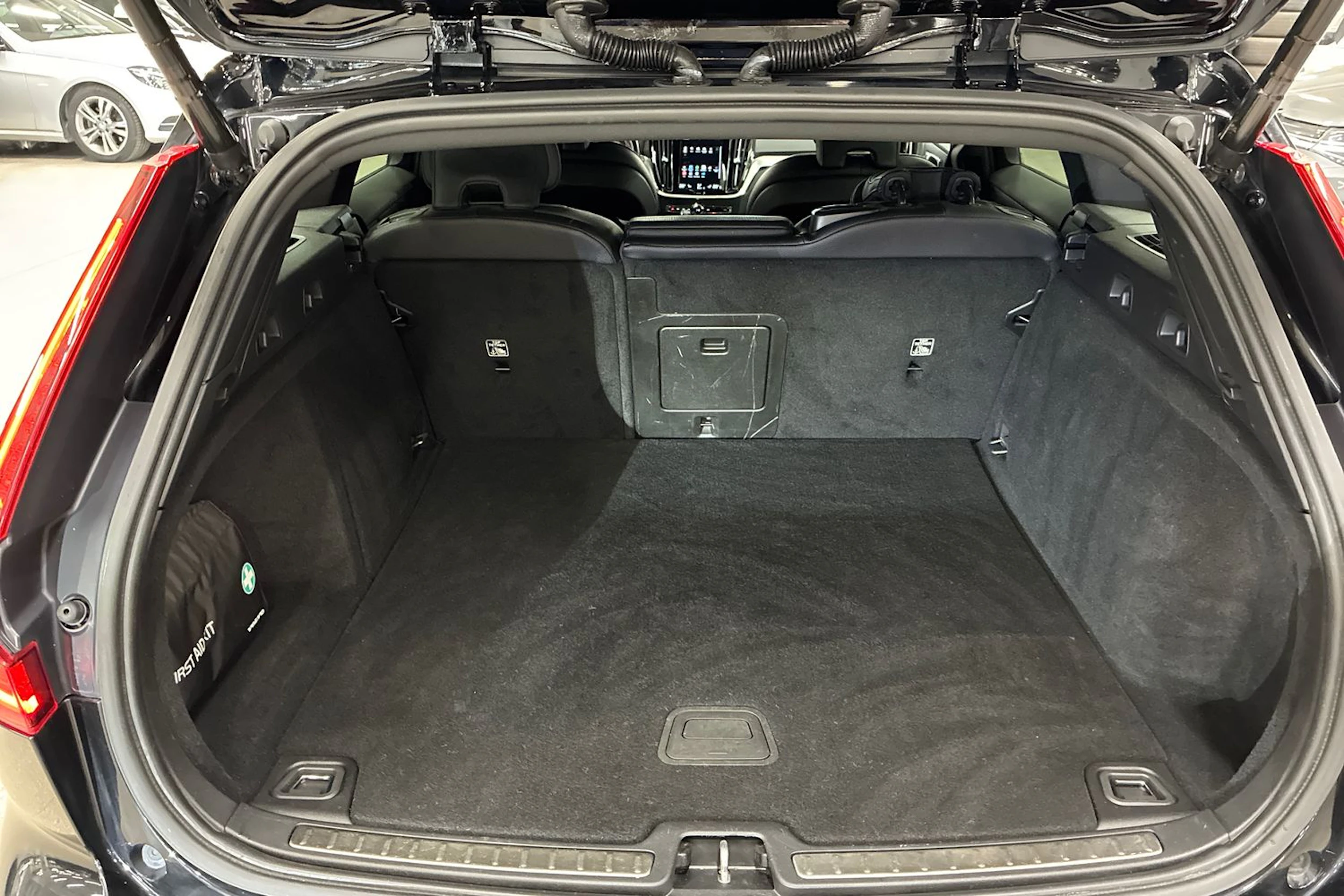 musta Volvo V60 2020 kuva 27.