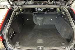 musta Volvo V60 2020 kuva 27.