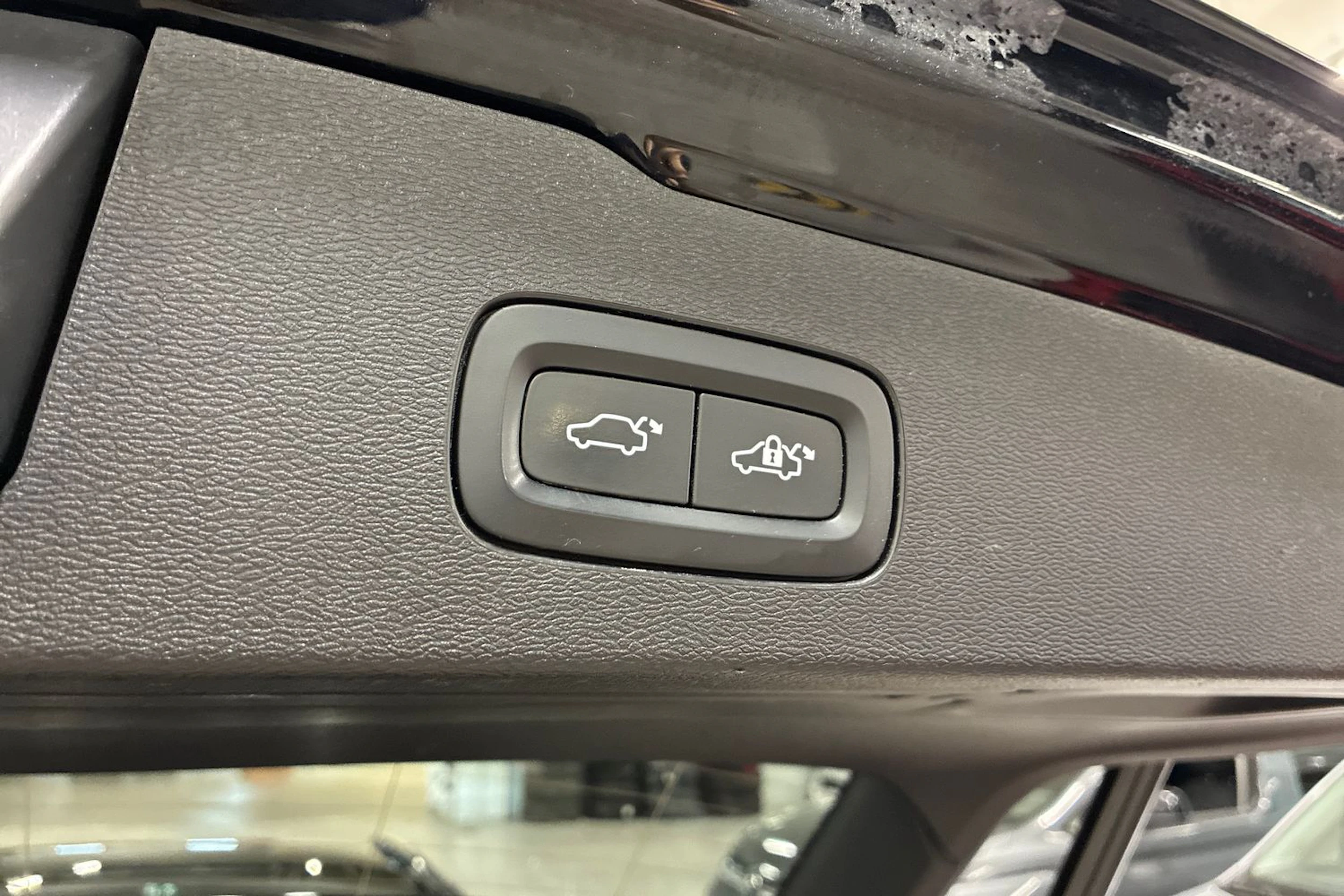 musta Volvo V60 2020 kuva 30.