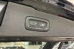 musta Volvo V60 2020 kuva 30.