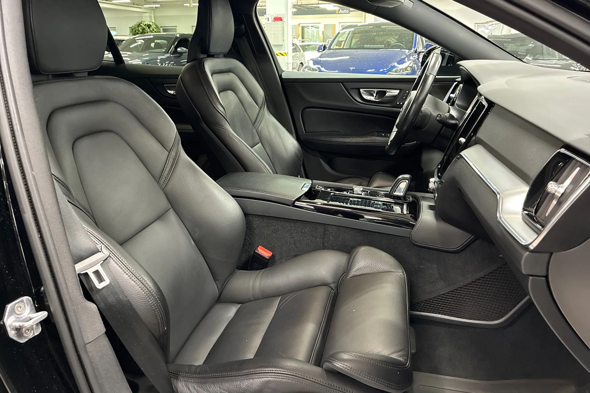 musta Volvo V60 2020 kuva 31.