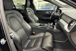 musta Volvo V60 2020 kuva 31.