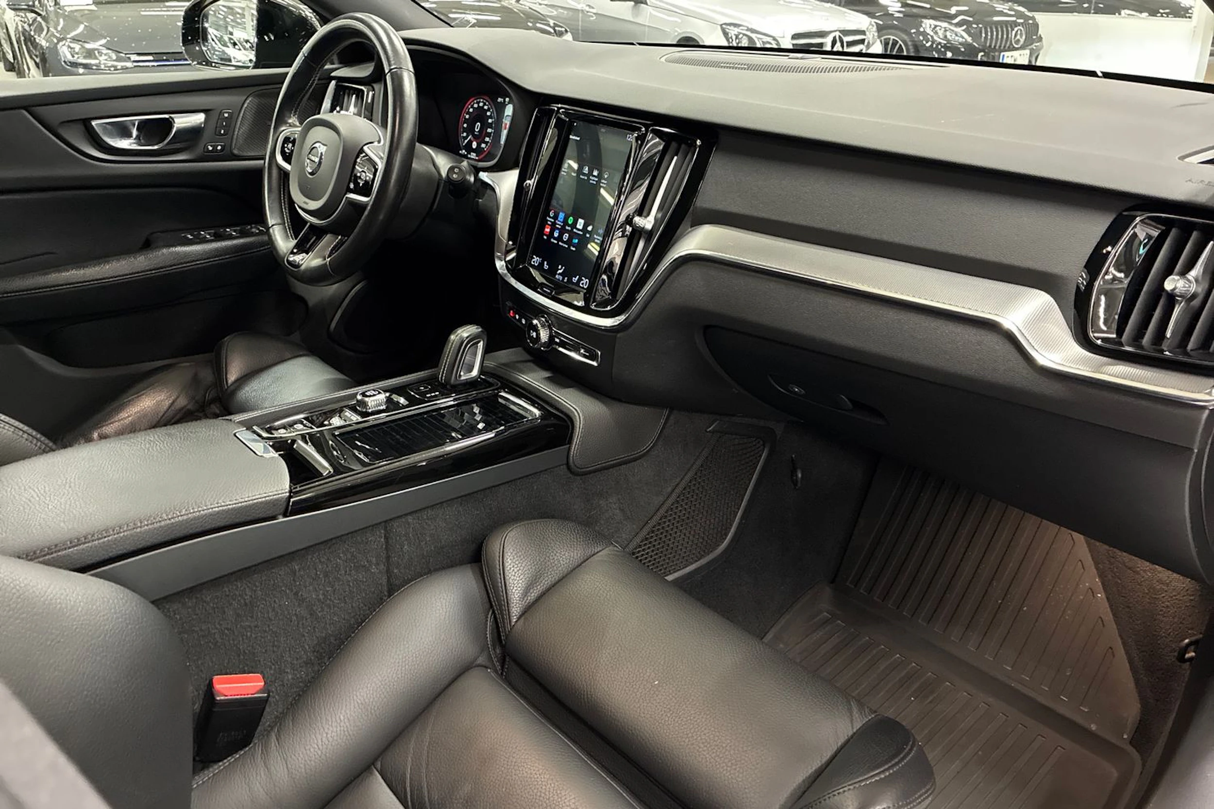 musta Volvo V60 2020 kuva 32.